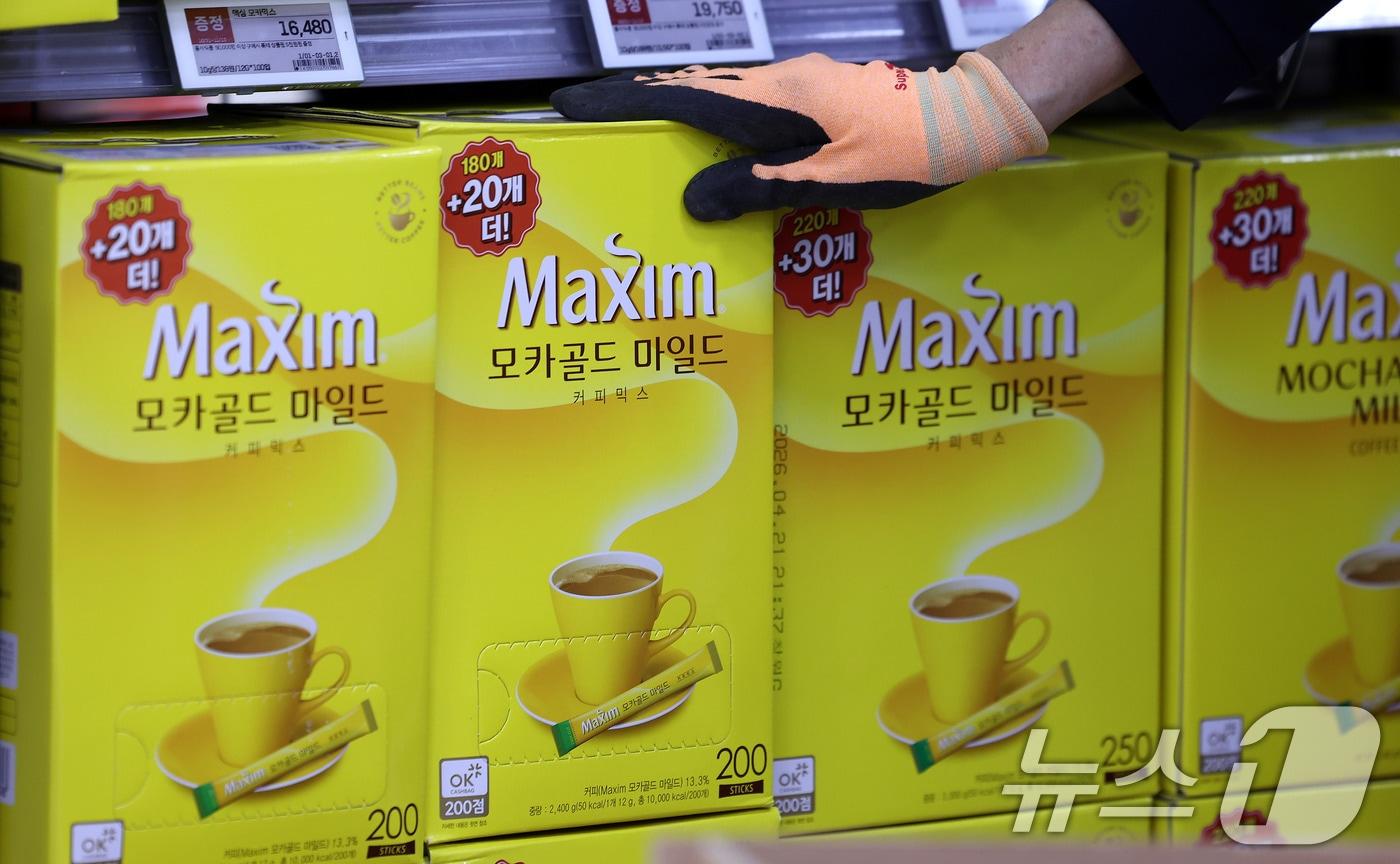 서울의 한 대형마트에서 직원이 가격인상을 앞둔 동서식품 믹스커피를 진열하고 있는 모습. 2024.11.5/뉴스1 ⓒ News1 박지혜 기자