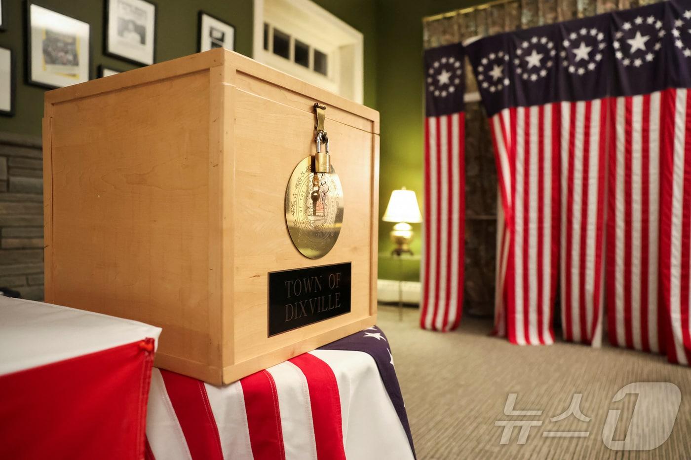 본문 이미지 - 미국에서 유일하게 0시에 투표를 시작해 가장 먼저 개표하는 뉴햄프셔주 딕스빌노치에 4일(현지시간) 투표함이 설치돼 있다. 2024.11.4 ⓒ 로이터=뉴스1 ⓒ News1 강민경 기자