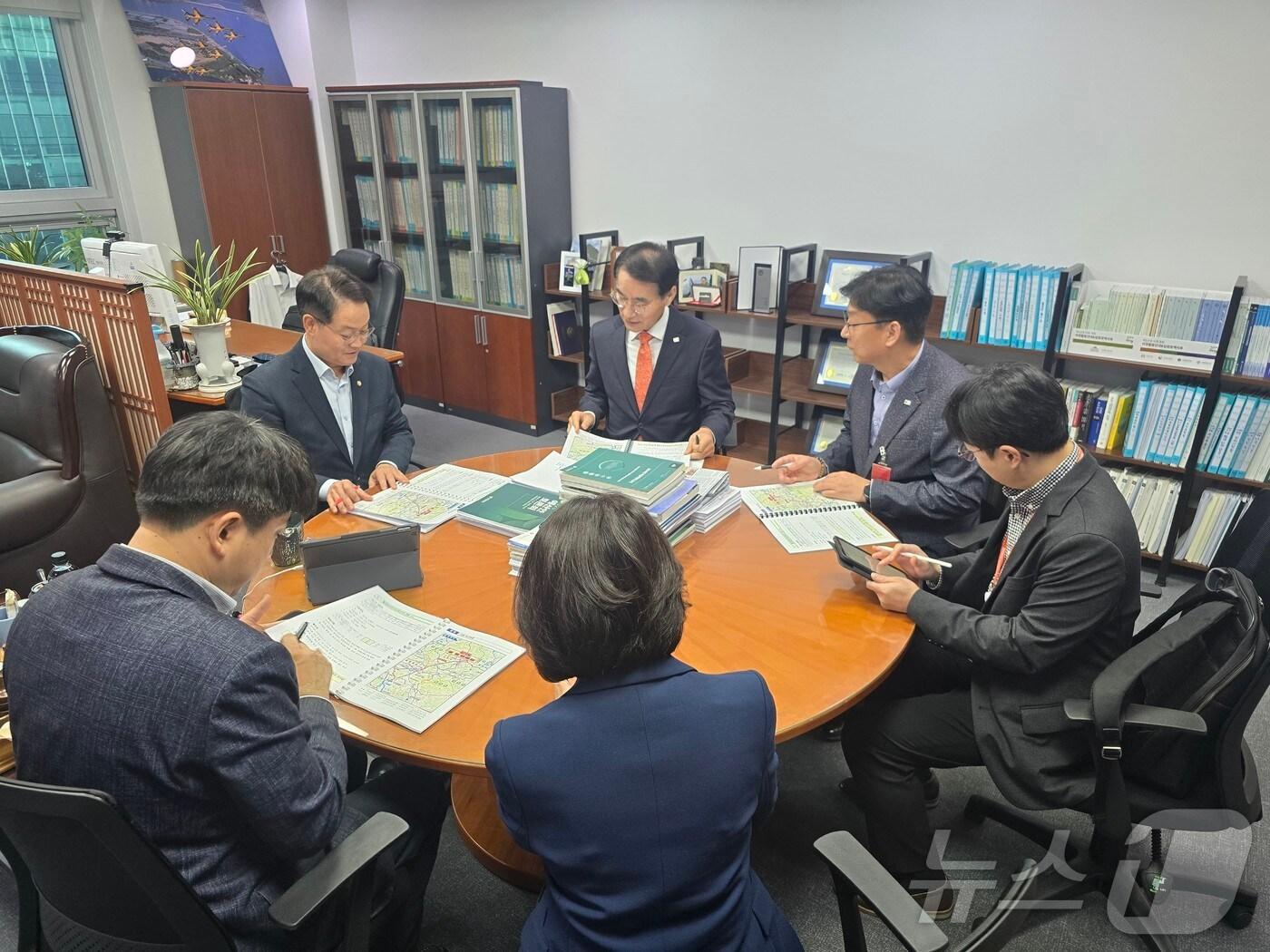 본문 이미지 - 김명선 강원특별자치도 행정부지사가 5일 국회를 찾아 예산결산특위 간사인 허영 의원을 만나 도 주요 사업의 국비 반영을 위한 설명을 하고 있다.(강원도 제공)