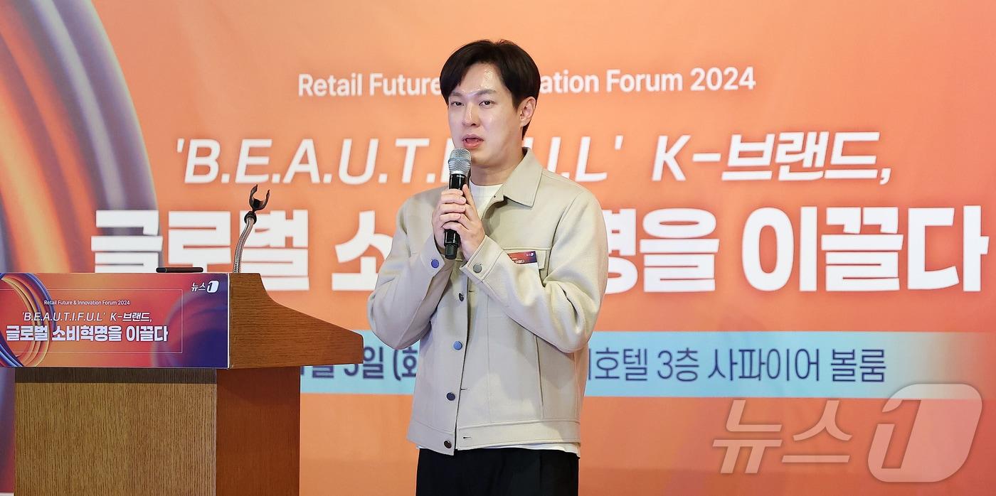 본문 이미지 - 최의리 삼양라운드스퀘어 브랜드전략실장이 5일 오후 서울 중구 소공동 롯데호텔에서 ''B.E.A.U.T.I.F.U.L' K-브랜드, 글로벌 소비혁명을 이끌다'를 주제로 열린 '뉴스1 미래유통혁신포럼(RFIF) 2024'에서 '63년차 삼양식품이 열어가는 새로운 마케팅 패러다임’이라는 주제로 강연을 하고 있다. 2024.11.5/뉴스1 ⓒ News1 김진환 기자