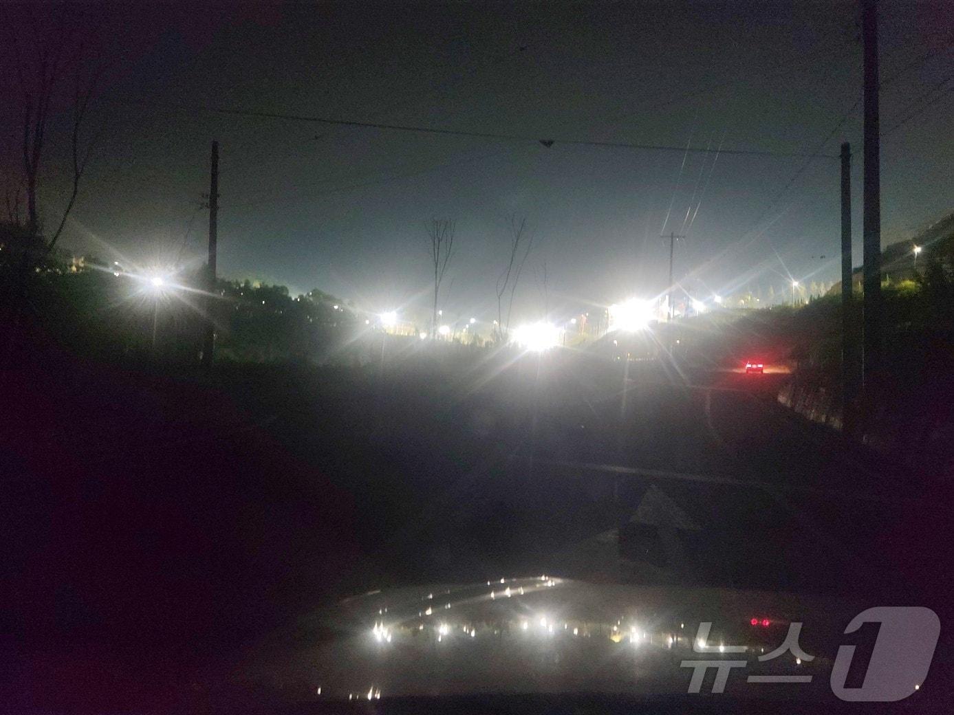 본문 이미지 -  충북 음성군 소이면 골프장 인근 주민이 야간 골프장 빛공해로 불편을 호소하고 있다. 사진은 주민이 촬영한 골프장 조명.(독자 제공)/뉴스1