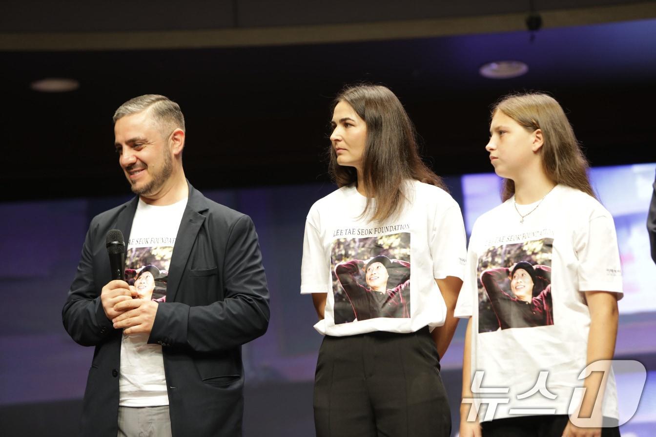 본문 이미지 - 아르멘 멜리키안과 우크라이나 학생들.(광주시 제공)/뉴스1 