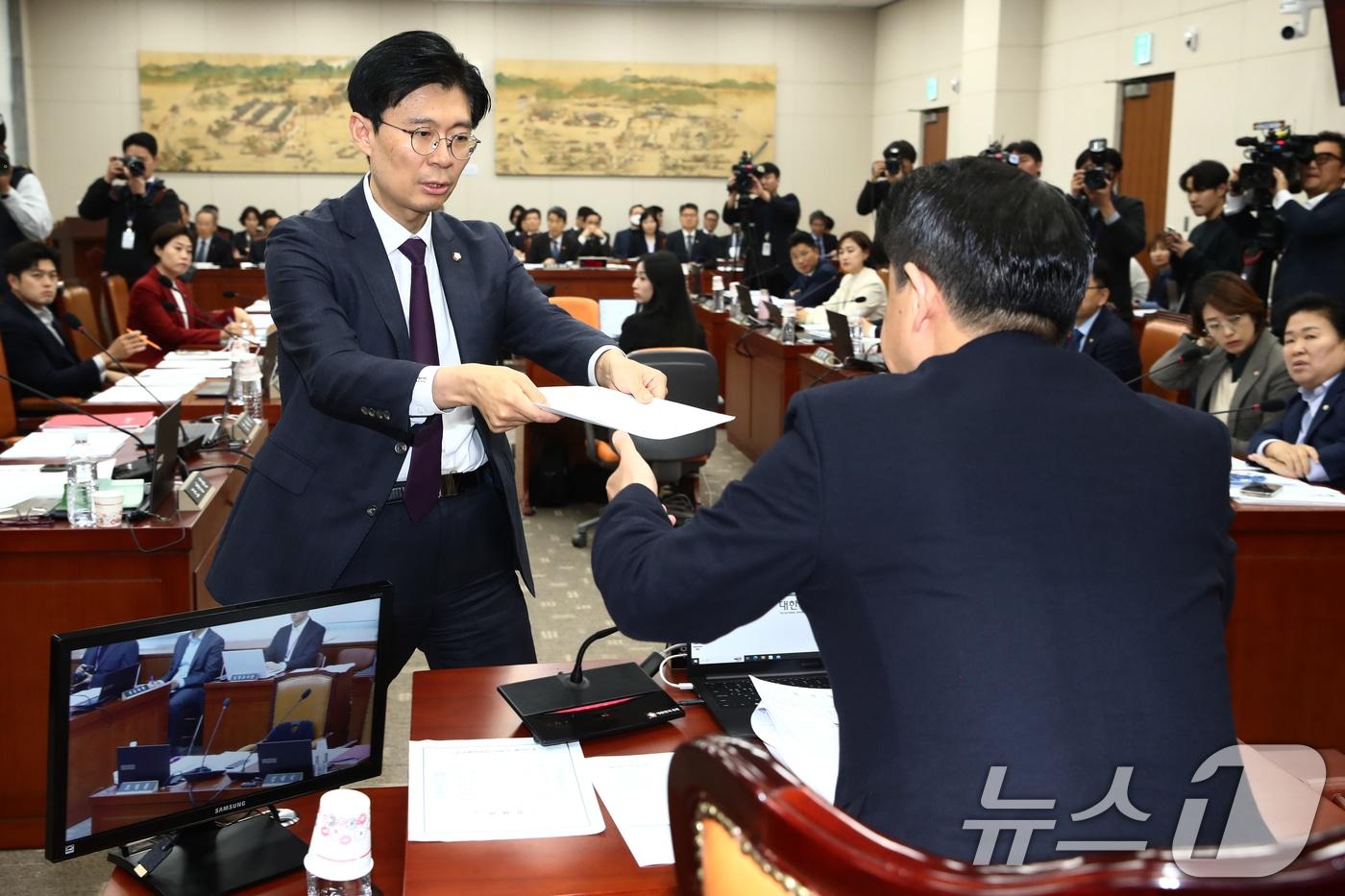 본문 이미지 - 국회 교육위 여당 간사인 조정훈 국민의힘 의원이 5일 오후 서울 여의도 국회에서 열린 교육위원회 전체회의에서 김영호 위원장에게 지방교육재정교부금법 일부개정법률안에 대한 안건조정위원회 구성 요구서를 제출하고 있다. 2024.11.5/뉴스1 ⓒ News1 이광호 기자
