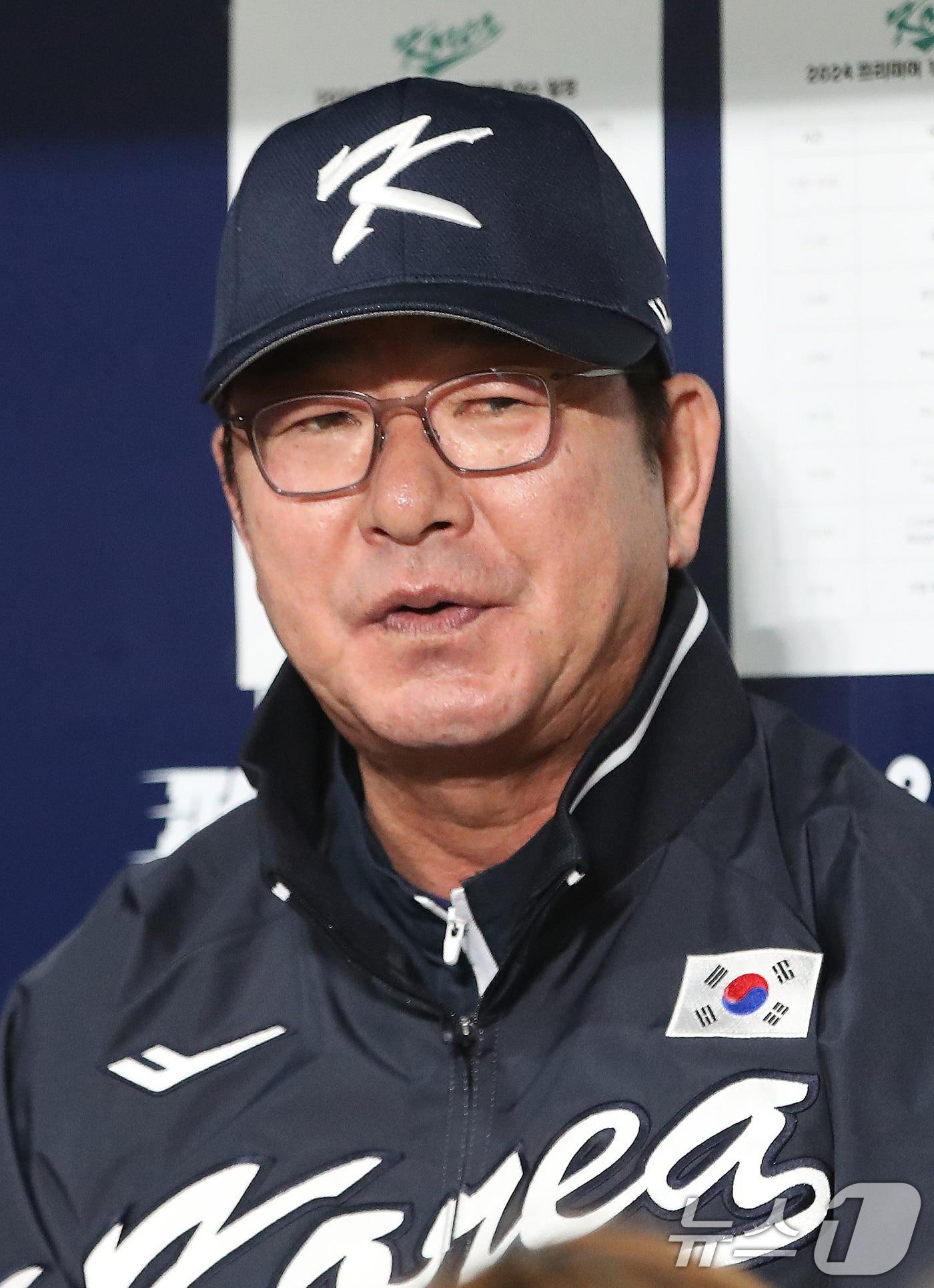 본문 이미지 - 2024 세계야구소프트볼협회(WBSC) 프리미어12에 출전하는 류중일 대한민국 야구대표팀 감독이 5일 오후 서울 구로구 고척스카이돔에서 훈련에 앞서 취재진과 인터뷰를 하고 있다. 대한민국 야구 대표팀은 6일 고척에서 국군체육부대(상무)와 친선전을 가진 후 8일 결전지인 대만으로 향한다. 2024.11.5/뉴스1 ⓒ News1 임세영 기자