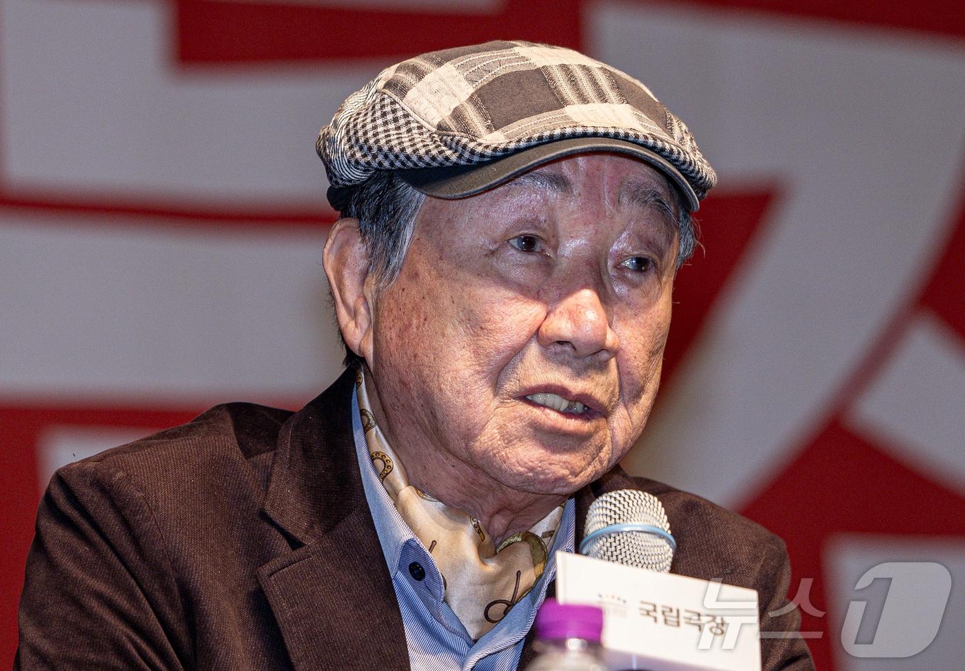 본문 이미지 - 배우 윤문식이 5일 오후 서울 중구 국립극장에서 열린 2024-2025 국립극장 레퍼토리시즌 기획공연 ‘마당놀이 모듬전’ 기자간담회에서 인사말을 하고 있다. 마당놀이 모듬전은 국립극장 마당놀이 10주년을 맞아 선보이는 특별한 무대다. 마당놀이 대표작 중에서 가장 인상적이고 흥미로운 장면을 엮어, 남녀노소가 모두가 함께 웃고 즐길 수 있는 작품으로 구성했다.  2024.11.5/뉴스1 ⓒ News1 이재명 기자