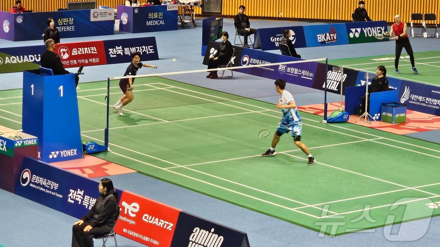 본문 이미지 - 전북 익산시에서 '2024 코리아 마스터즈 배드민턴 선수권대회'가 10일까지 익산 실내체육관에서 열린다.(익산시 제공) 2024.11.5/뉴스1