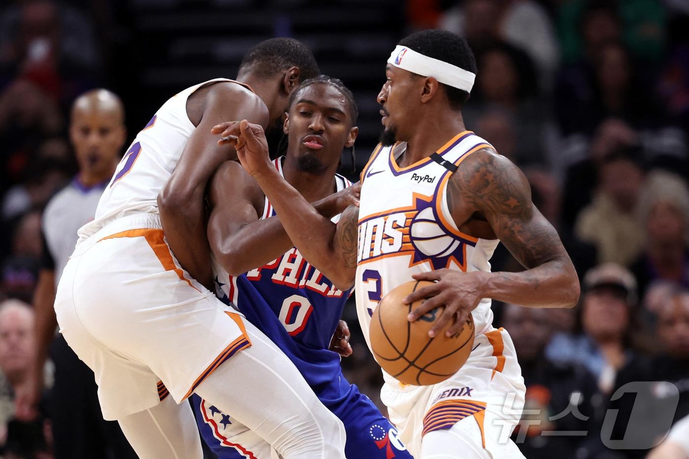 본문 이미지 - NBA 피닉스 선즈가 케빈 듀란트를 앞세워 필라델피아 세븐티식서스를 꺾었다. ⓒ AFP=뉴스1