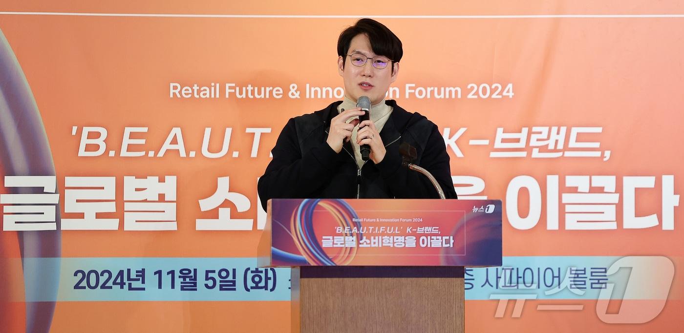 본문 이미지 - 권성택 티오더 대표가 5일 오후 서울 중구 소공동 롯데호텔에서 ''B.E.A.U.T.I.F.U.L' K-브랜드, 글로벌 소비혁명을 이끌다'를 주제로 열린 '뉴스1 미래유통혁신포럼(RFIF) 2024'에서 '주문의 판도를 바꾼 티오더, 전 세계를 잇다’라는 주제로 강연을 하고 있다. 2024.11.5/뉴스1 ⓒ News1 김진환 기자