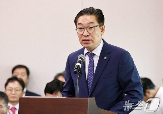 본문 이미지 - 김완기 특허청장이 5일 이차전지 제조 장비 기업인 ㈜우원기술(경기 평택시)을 방문해 간담회를 개최했다. 김완기 특허청장 자료사진 /뉴스1