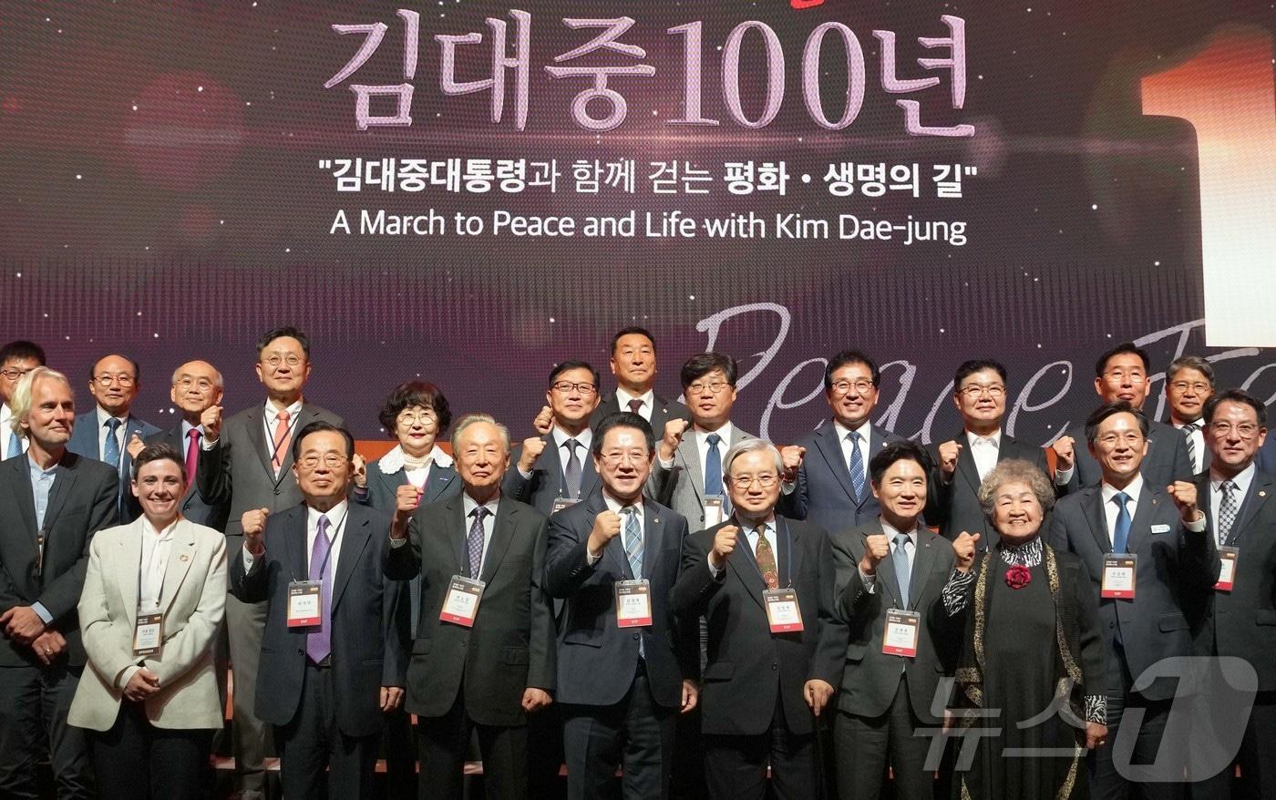 본문 이미지 - ‘김대중 100년 평화페스티벌’ 행사가 5일 영암 호텔현대 바이라한 목포에서 열린 가운데 김영록 전남도지사가 참석자들과 기념촬영을 하고 있다.(전남도 제공) 2024.11.5/뉴스1 