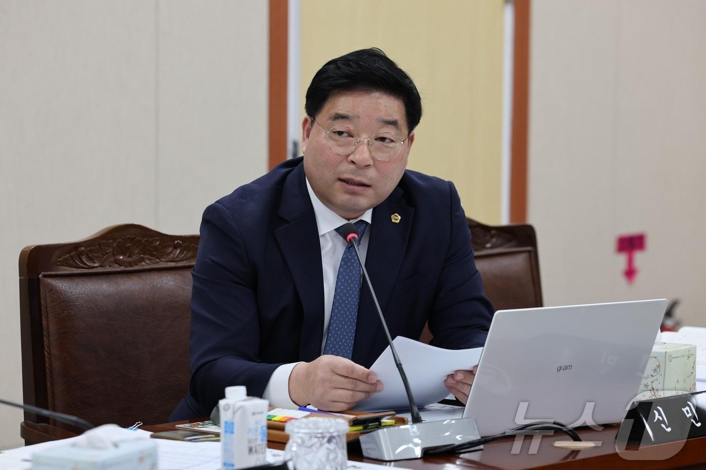 신민호 전남도의원이  4일 전남도 전략산업국 행정사무감사에서 질의하고 있다.(전남도의회 제공)/뉴스1