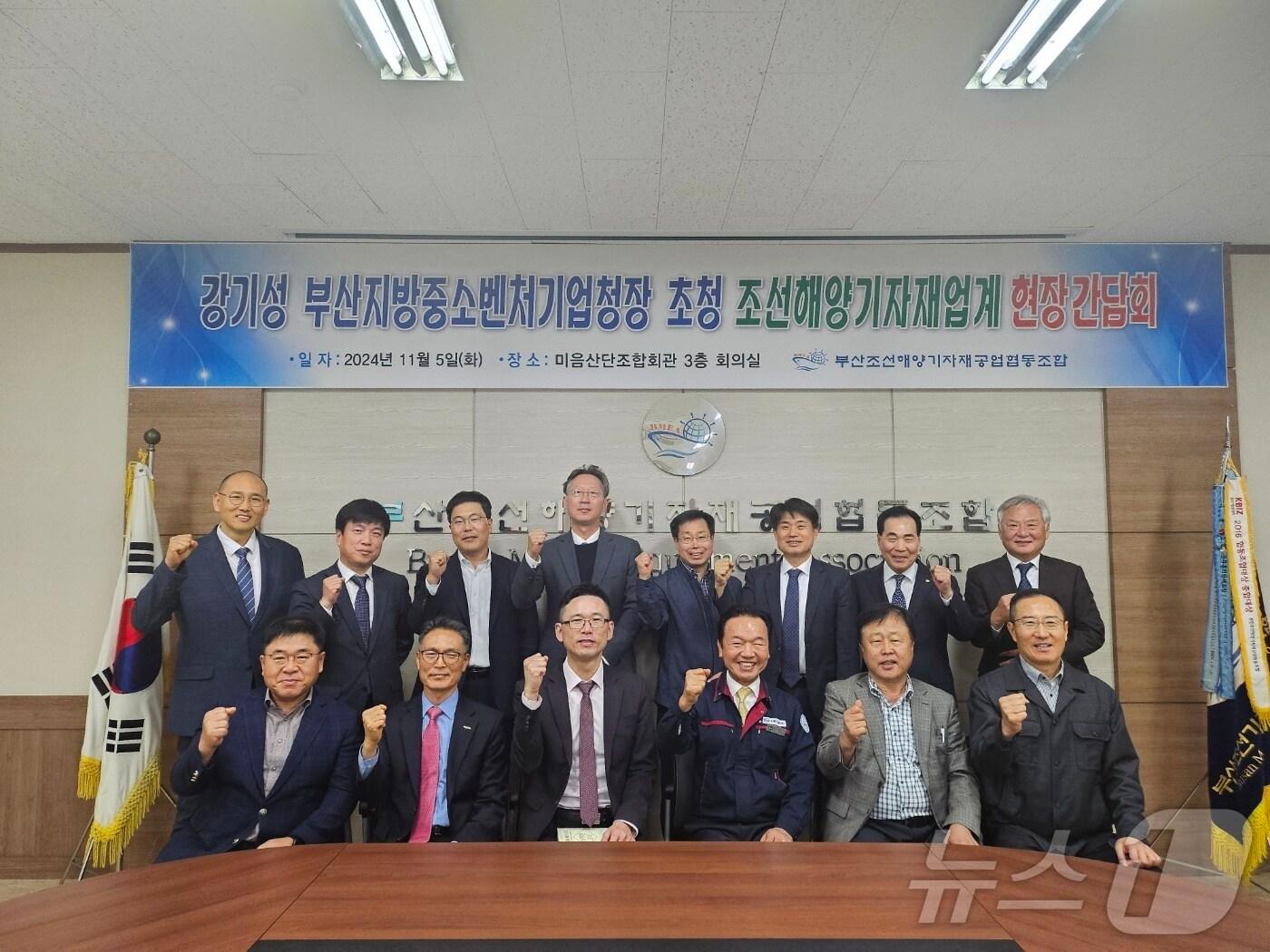 본문 이미지 - 부산중기청과 부산조선기자재조합은 미음에 위치한 조합사무실에서 간담회를 갖고 업계 산업들의 현안들을 공유하고 애로들 듣는 자리를 가졌다.(부산중기청 제공)