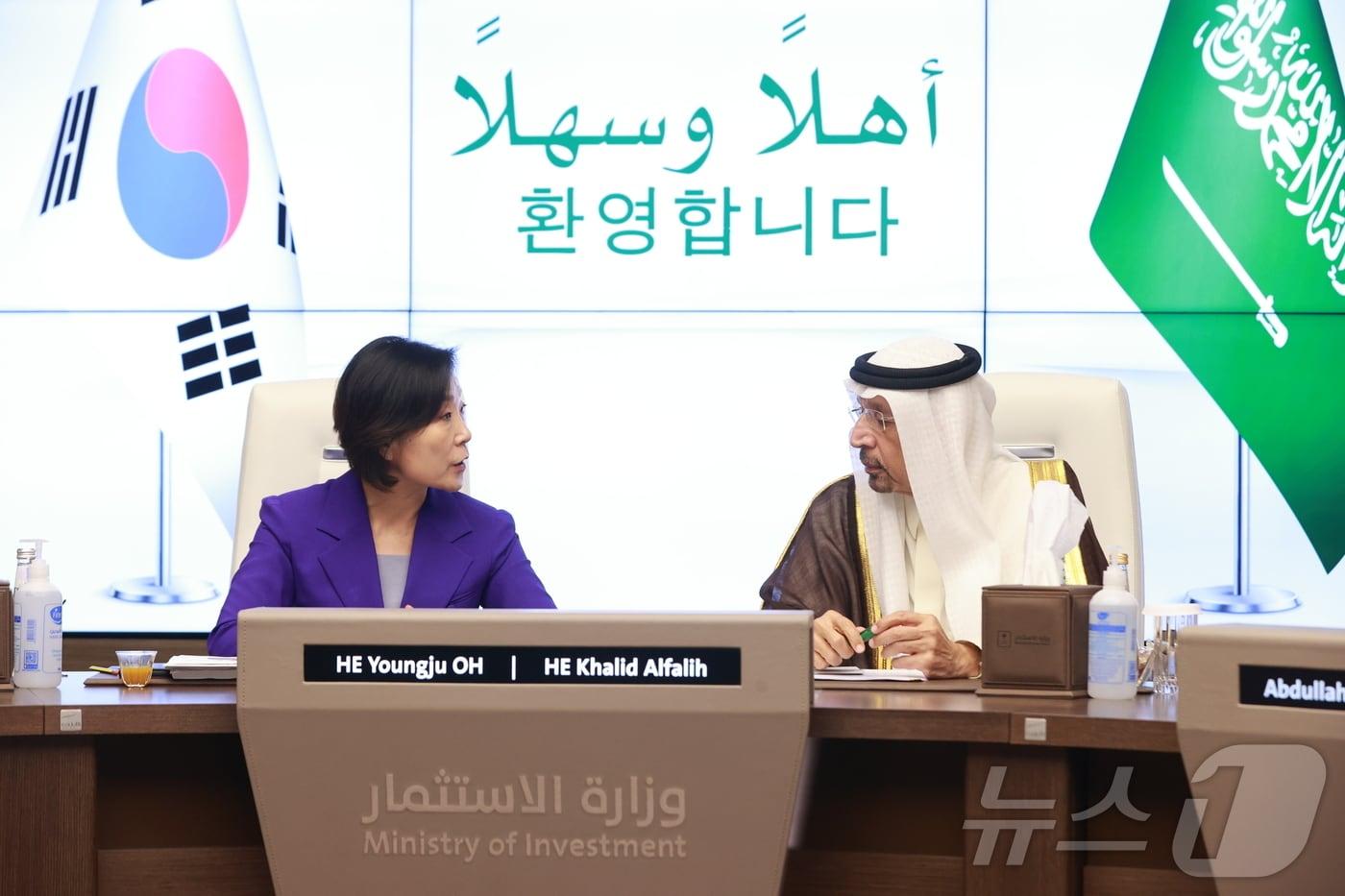 오영주 중소벤처기업부 장관이 4일(현지시간) 사우디아라비아 리야드에서 칼리드 빈 압둘아지즈 알 팔레 투자부 장관을 만나 양국 협력 강화 방안을 논의하고 있다.(중소벤처기업부 제공)