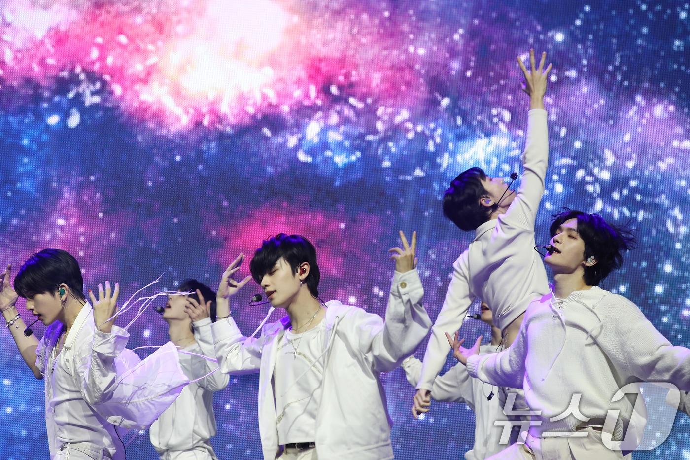 그룹 이펙스(EPEX)가 5일 서울 용산구 블루스퀘어 마스터카드홀에서 가진 정규 2집 '소화(韶華) 2장 : 청춘 결핍' 발매 쇼케이스에서 타이틀 곡 ‘유니버스’(UNIVERSE)를 열창하고 있다. 2024.11.5/뉴스1 ⓒ News1 권현진 기자