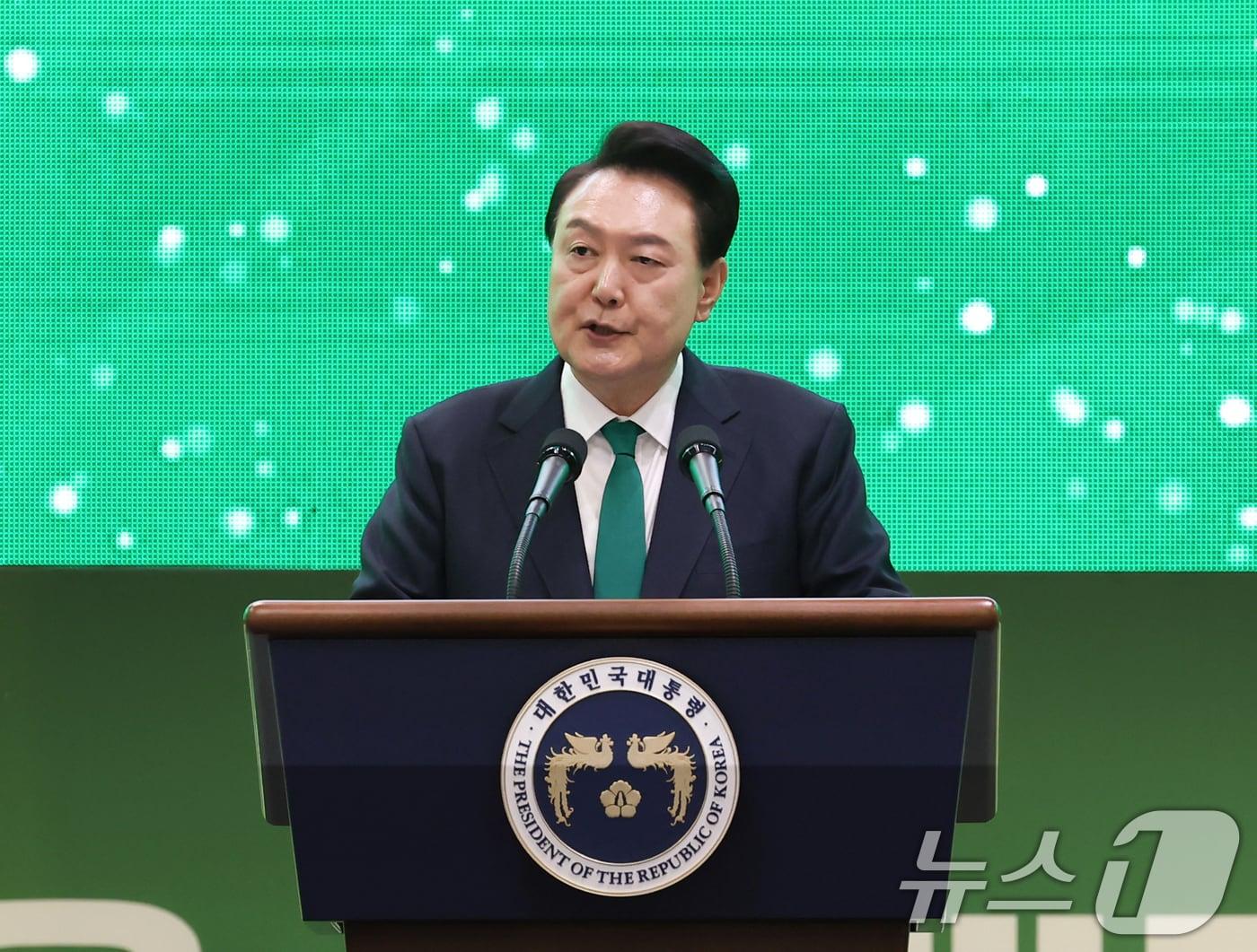 본문 이미지 - 윤석열 대통령이 5일 경기 고양시 킨텍스에서 열린 &#39;2024 전국새마을지도자대회&#39;에서 축사하고 있다. &#40;대통령실 제공&#41; 2024.11.5/뉴스1 ⓒ News1 송원영 기자