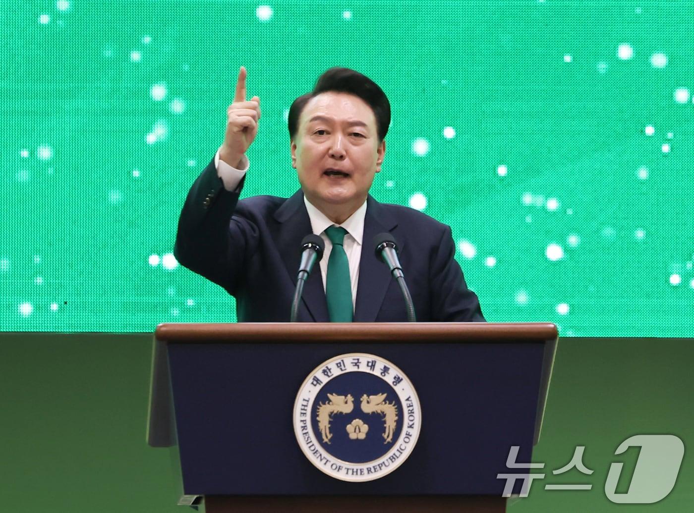 본문 이미지 - 윤석열 대통령이 5일 경기 고양시 킨텍스에서 열린 '2024 전국새마을지도자대회'에서 축사하고 있다. (대통령실 제공) 2024.11.5/뉴스1 ⓒ News1 송원영 기자