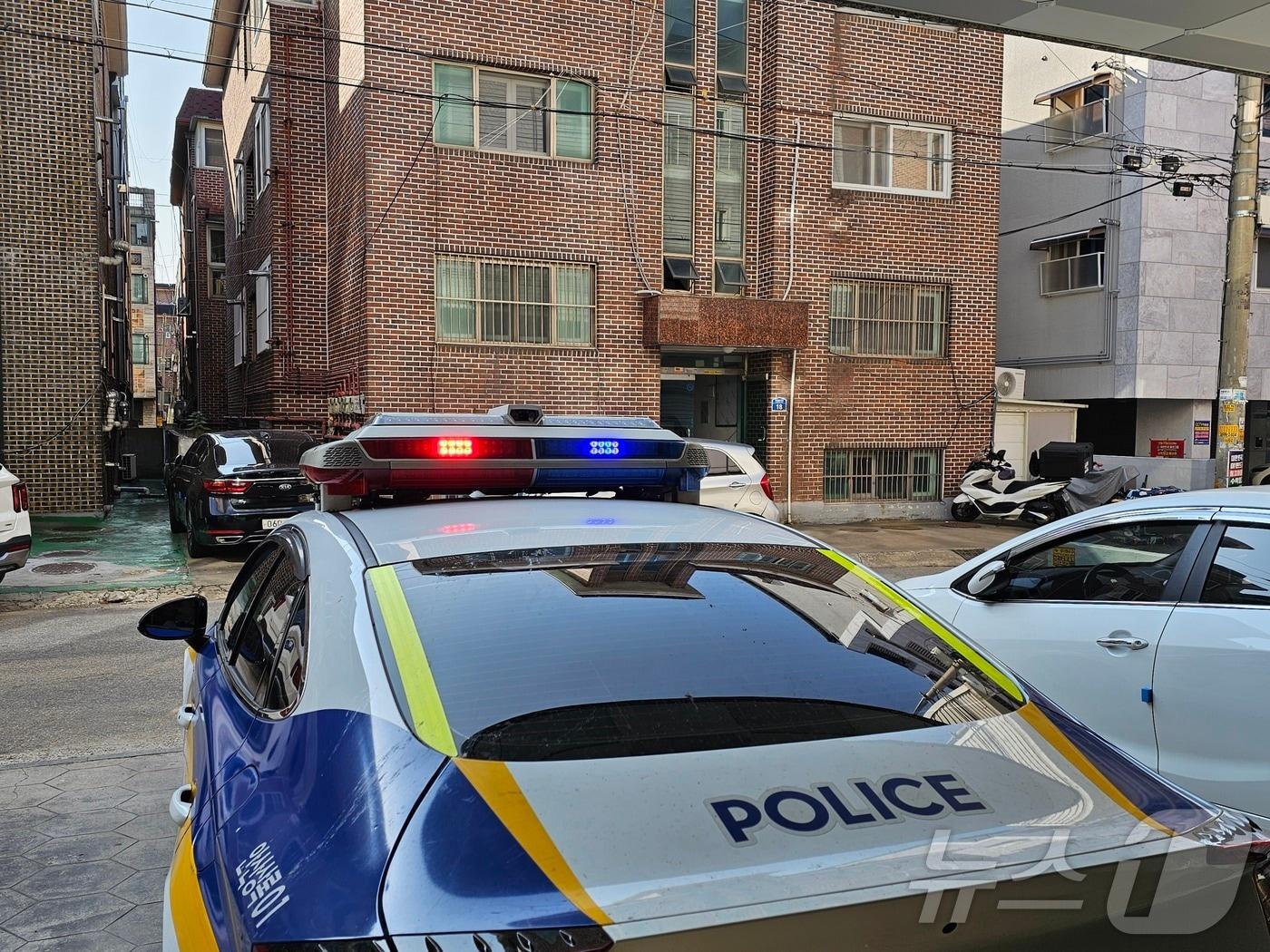 본문 이미지 - 5일 오후 아동 성범죄자 조두순 거주하는 경기 안산시 와동 A 다가구주택 앞에 순찰차가 배치돼 있다. 2024.11.5/뉴스1 ⓒ News1 김기현 기자