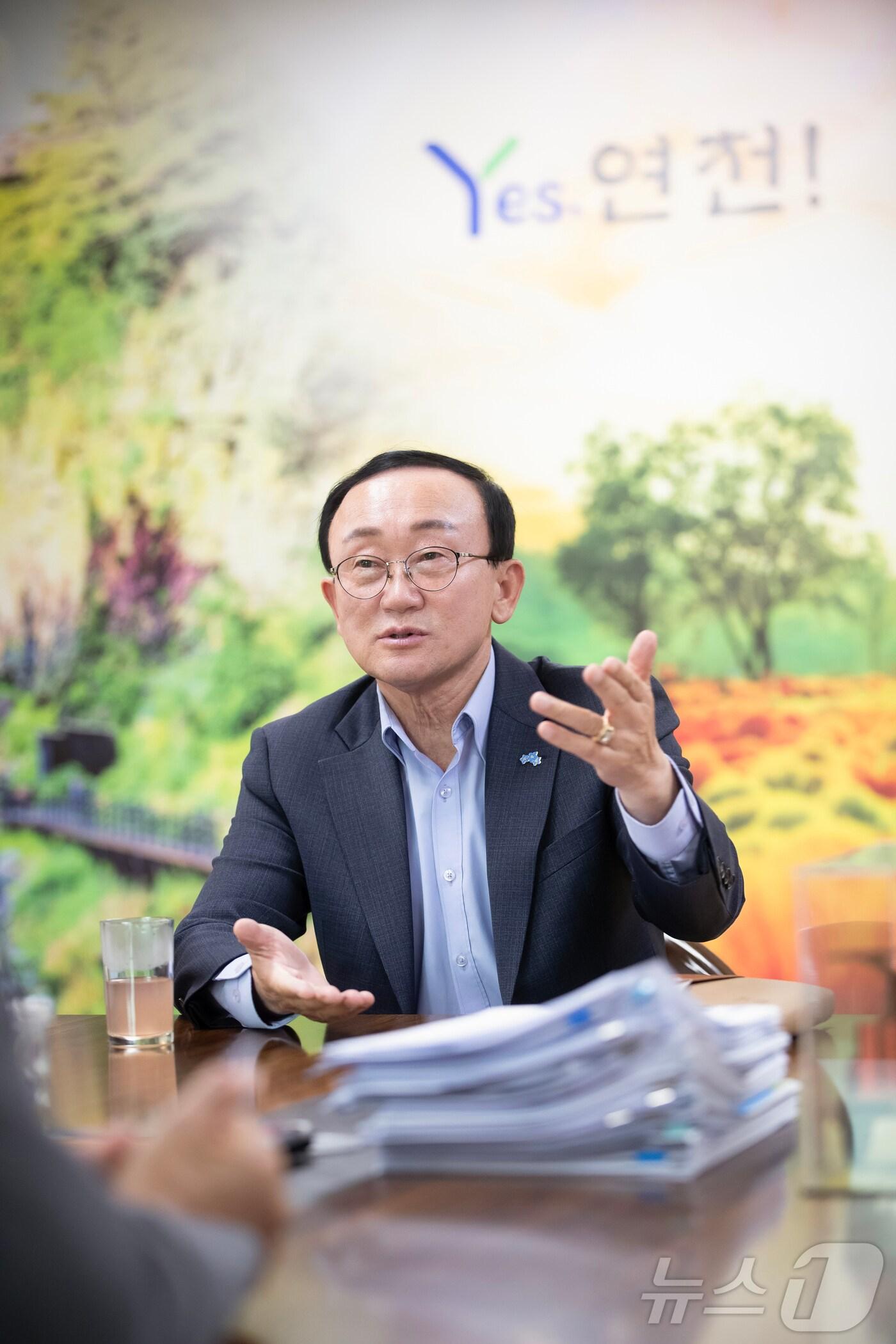 본문 이미지 - 지난 1일 연천군청에서 김덕현 군수가 <뉴스1>과 인터뷰를 통해 지역의 미래 비전에 대해 설명하고 있다. (연천군 제공)