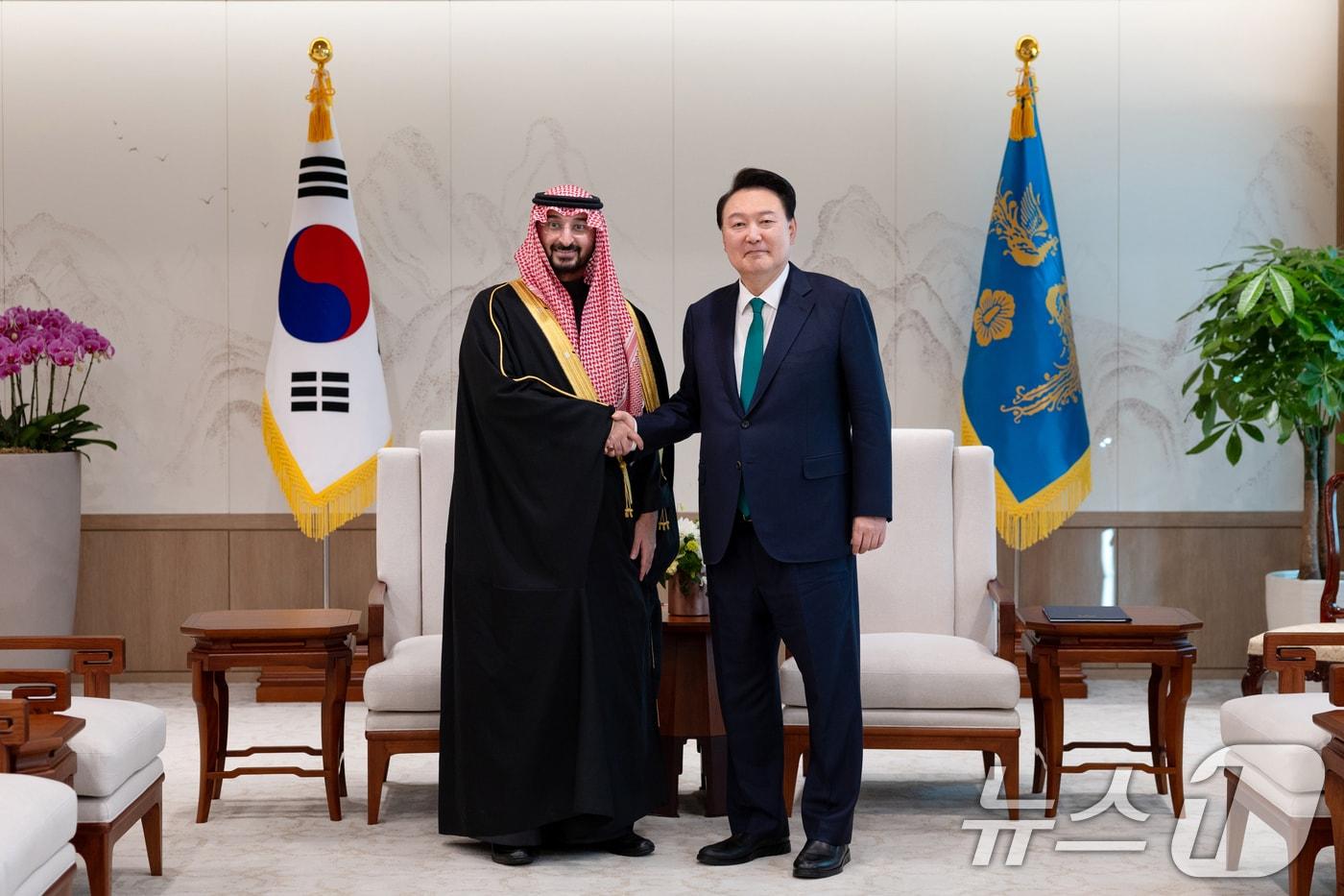 본문 이미지 - 윤석열 대통령이 5일 서울 용산 대통령실에서 방한 중인 압둘라 빈 반다르 알 사우드 사우디아라비아 국가방위부 장관을 접견하고 있다. (대통령실 제공) 2024.11.5/뉴스1 ⓒ News1 송원영 기자