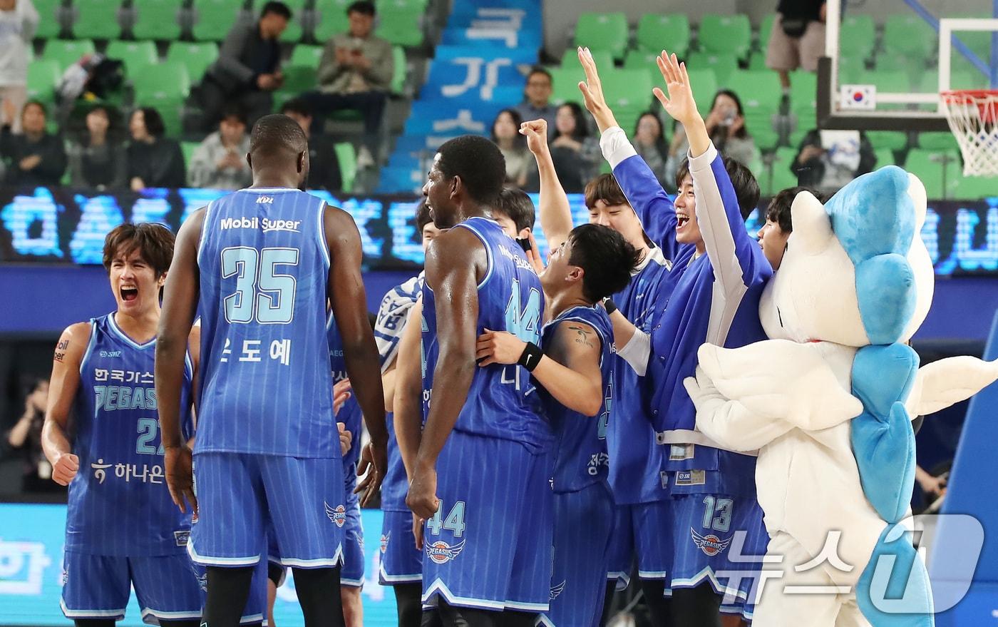 본문 이미지 - 5일 오후 대구체육관에서 열린 '2024-2025 KCC 프로농구' 정규리그 대구 한국가스공사와 수원 KT의 경기, 82대 74로 승리하며 6연승을 거둔 한국가스공사 선수들이 환호하고 있다. 2024.11.5/뉴스1 ⓒ News1 공정식 기자