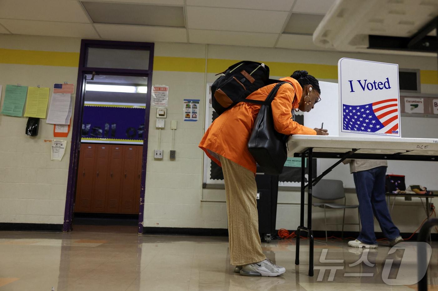 본문 이미지 - 5일 미국 대선의 격전지, 펜실베이니아 피츠버그에서 한 여성이 투표하고 있다. 2024.11.05/ ⓒ 로이터=뉴스1 ⓒ News1 권진영 기자