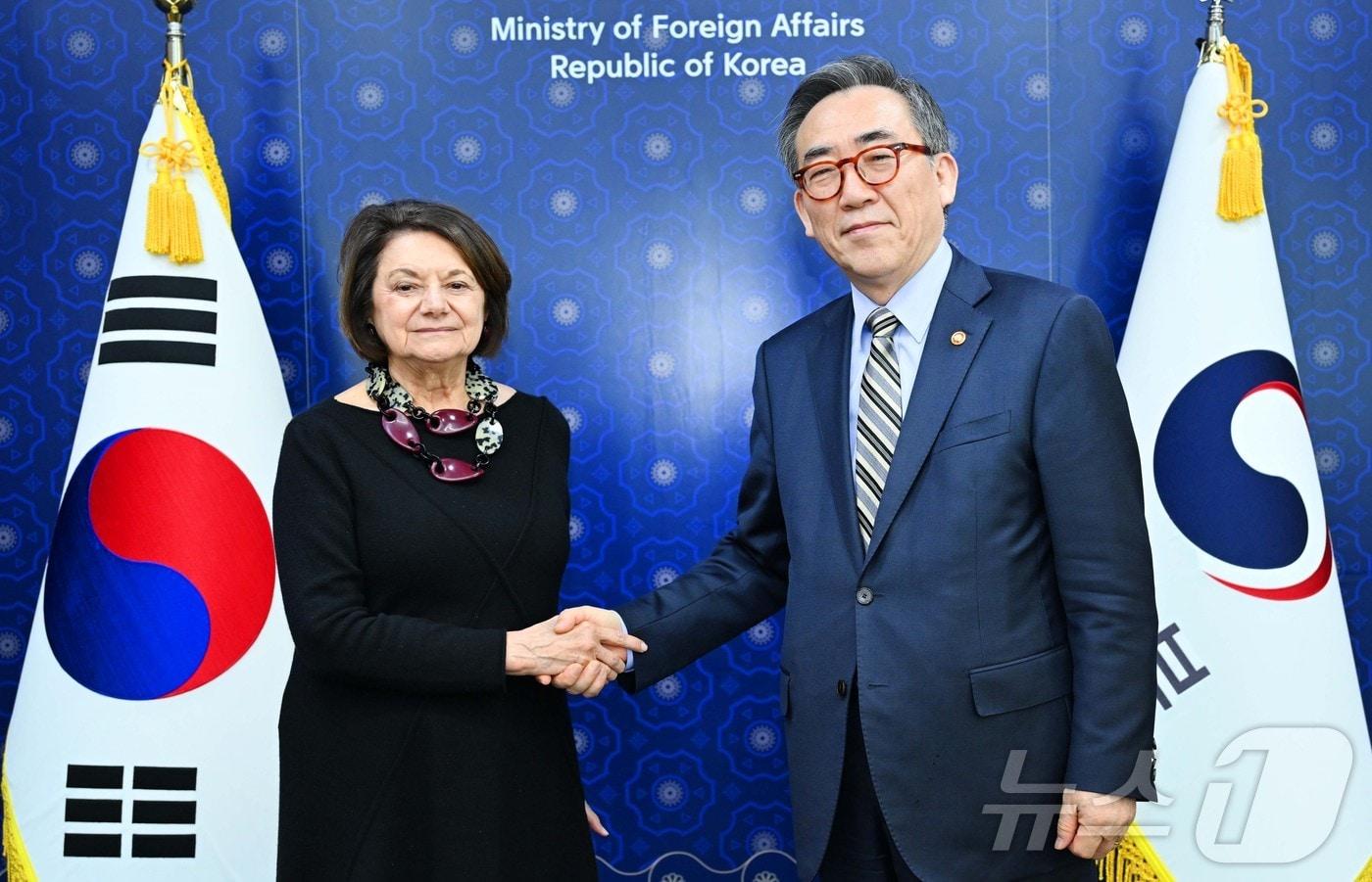 본문 이미지 - 조태열 외교부 장관, 로즈메리 디칼로 유엔 정무평화구축국 사무차장.(외교부 제공)