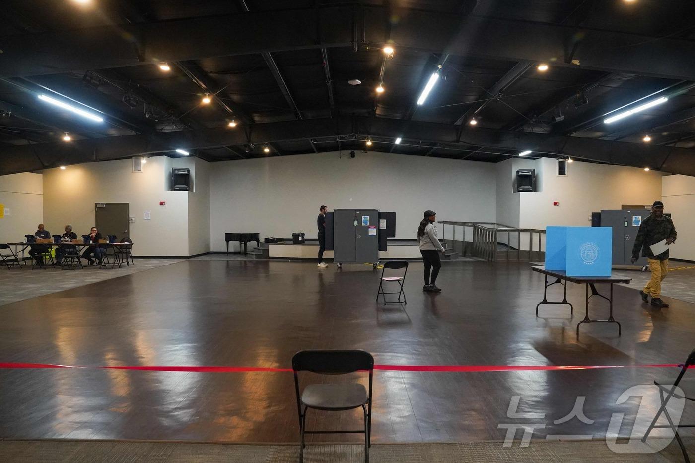 본문 이미지 - 미국 대통령 선거가 열린 5일(현지시간) 미국 조지아주 메이블턴 지역의 한 투표소에서 유권자들이 투표를 하고 있다. 2024.11.05 ⓒ AFP=뉴스1 ⓒ News1 정지윤 기자