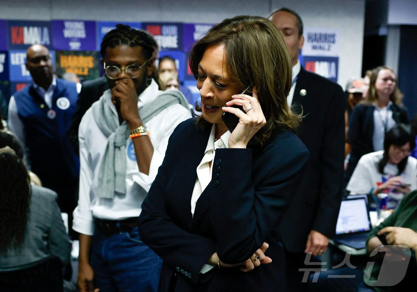 본문 이미지 - 5일(현지시간) 카멀라 해리스 미국 민주당 대통령 후보가 워싱턴DC의 민주당 전국위원회 본부를 방문해 유권자들에게 투표 독려 전화를 하고 있다. 2024.11.05 ⓒ 로이터=뉴스1 ⓒ News1 정지윤 기자
