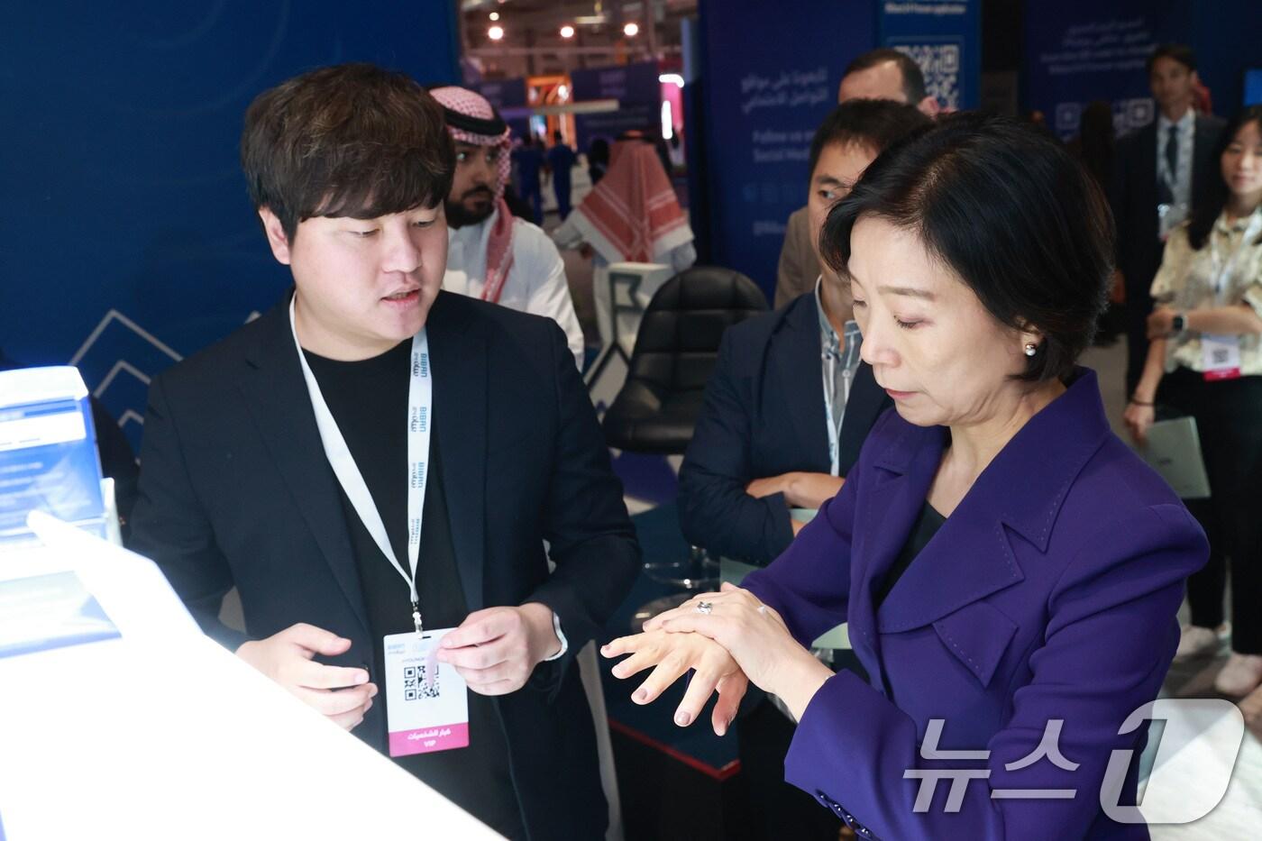 오영주 중소벤처기업부 장관이 사우디아라비아 리야드에서 열린 &#39;BIBAN 2024&#39;에서 &#39;K-뷰티 홍보관&#39; 전시장을 둘러보며 기업 관계자와 대화하고 있다. &#40;중소벤처기업부 제공&#41; /뉴스1