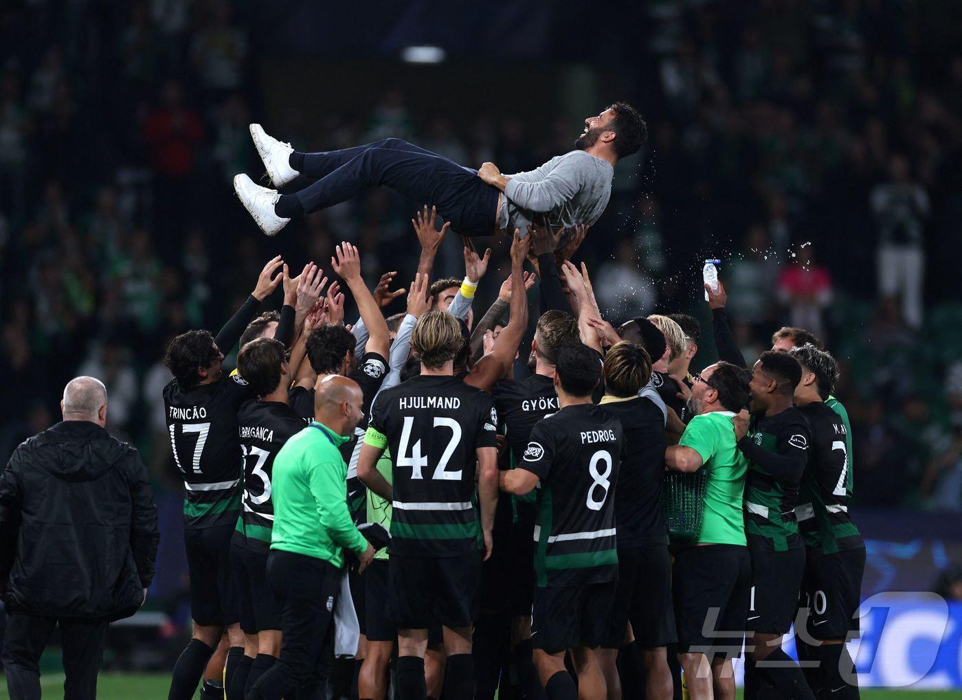 본문 이미지 - 아모림 감독이 이끄는 스포르팅이 맨시티를 4-1로 대파했다. ⓒ AFP=뉴스1