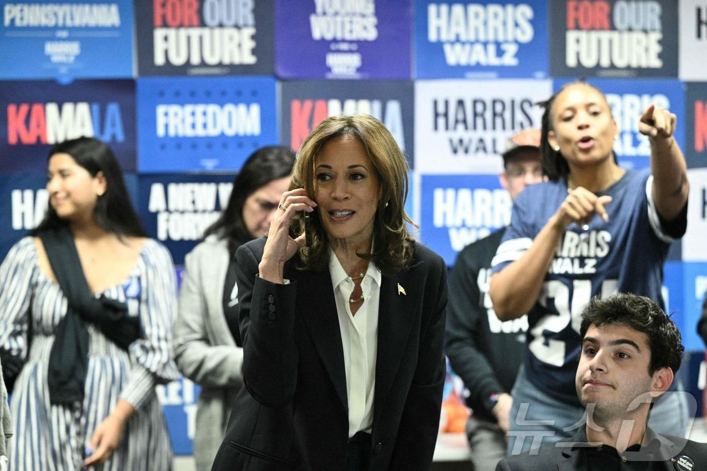 본문 이미지 - 미국 민주당 대통령 후보 카멀라 해리스 부통령이 5일 (현지시간) 대통령 선거일에 워싱턴에 있는 민주당 전국위원회 본부에서 전화로 선거 유세를 하고 있다. 2024.11.06 ⓒ AFP=뉴스1 ⓒ News1 우동명 기자