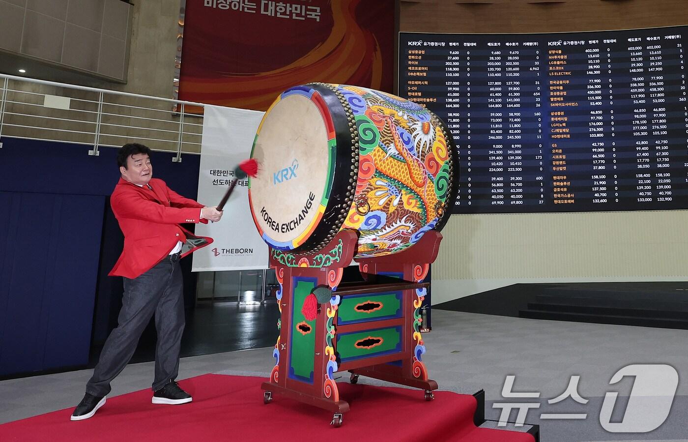 백종원 더본코리아 대표가 6일 서울 영등포구 여의도 한국거래소에서 열린 (주)더본코리아 유가증권시장 신규 상장기념식에서 북을 치고 있다. 2024.11.6/뉴스1 ⓒ News1 김성진 기자