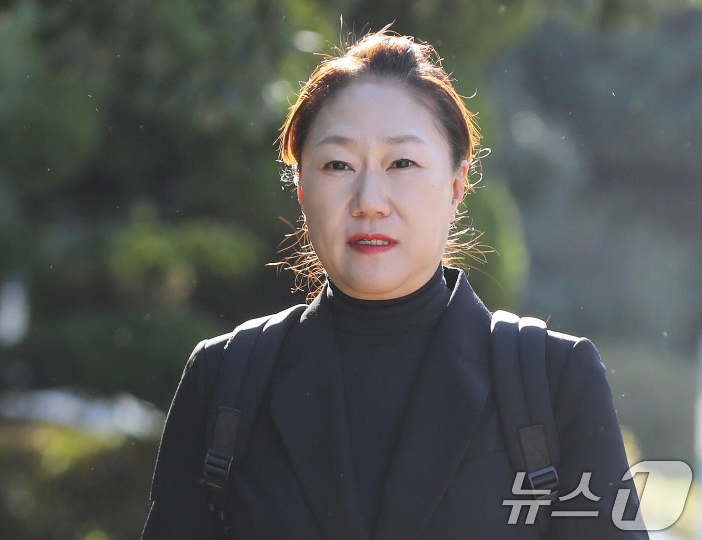 본문 이미지 - 강혜경 씨가 경남 창원시 성산구 창원지방검찰청으로 출석하고 있다. 2024.11.6/뉴스1 ⓒ News1 윤일지 기자