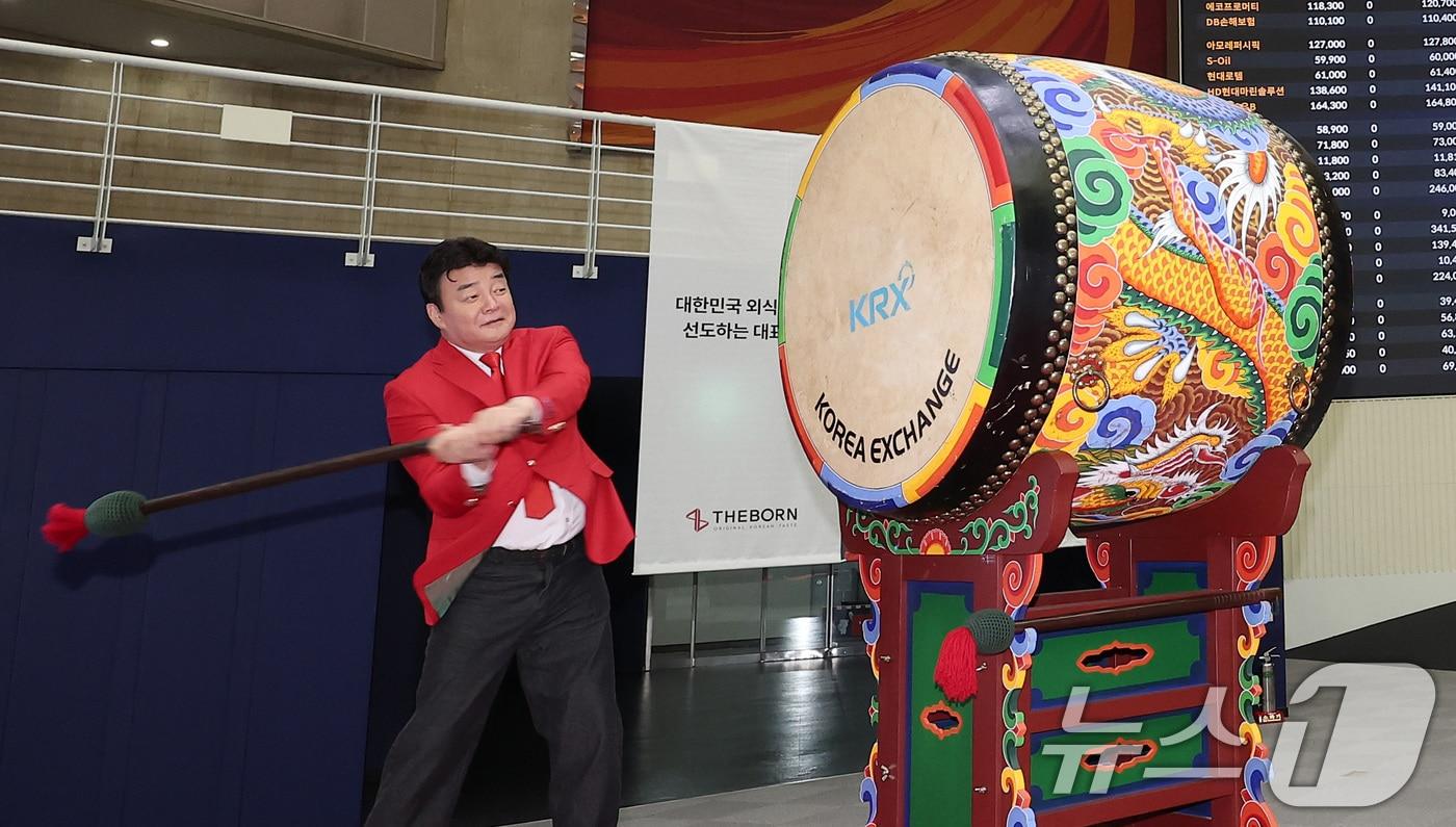 백종원 더본코리아 대표가 6일 서울 영등포구 여의도 한국거래소에서 열린 (주)더본코리아 유가증권시장 신규 상장기념식에서 북을 치고 있다. 2024.11.6/뉴스1 ⓒ News1 김성진 기자