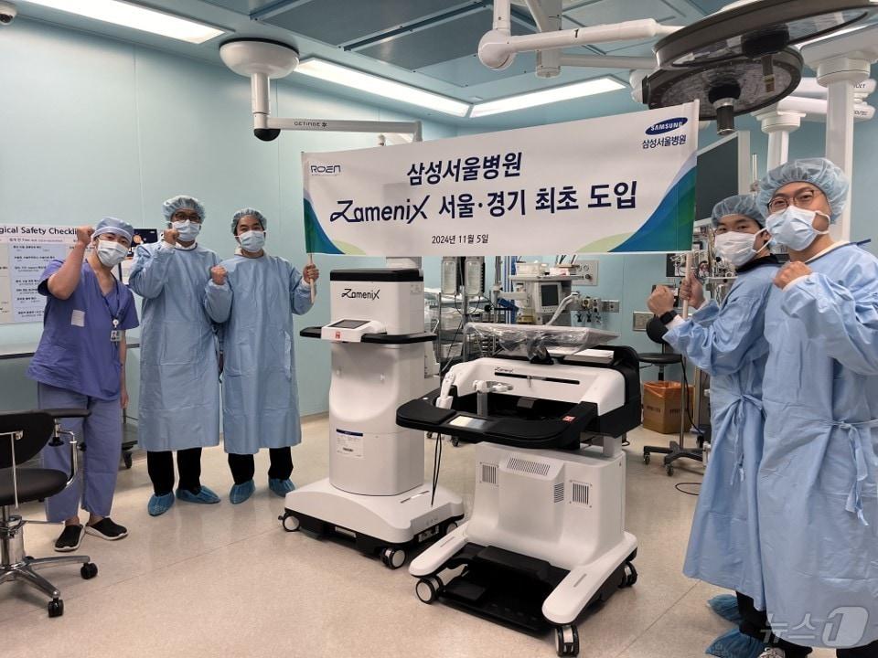 본문 이미지 - 로엔서지컬 관계자들이 인공지능(AI) 신장결석 수술로봇 자메닉스 설치 후 기념 사진을 찍고 있다.(로엔서지컬 제공)/뉴스1 ⓒ News1