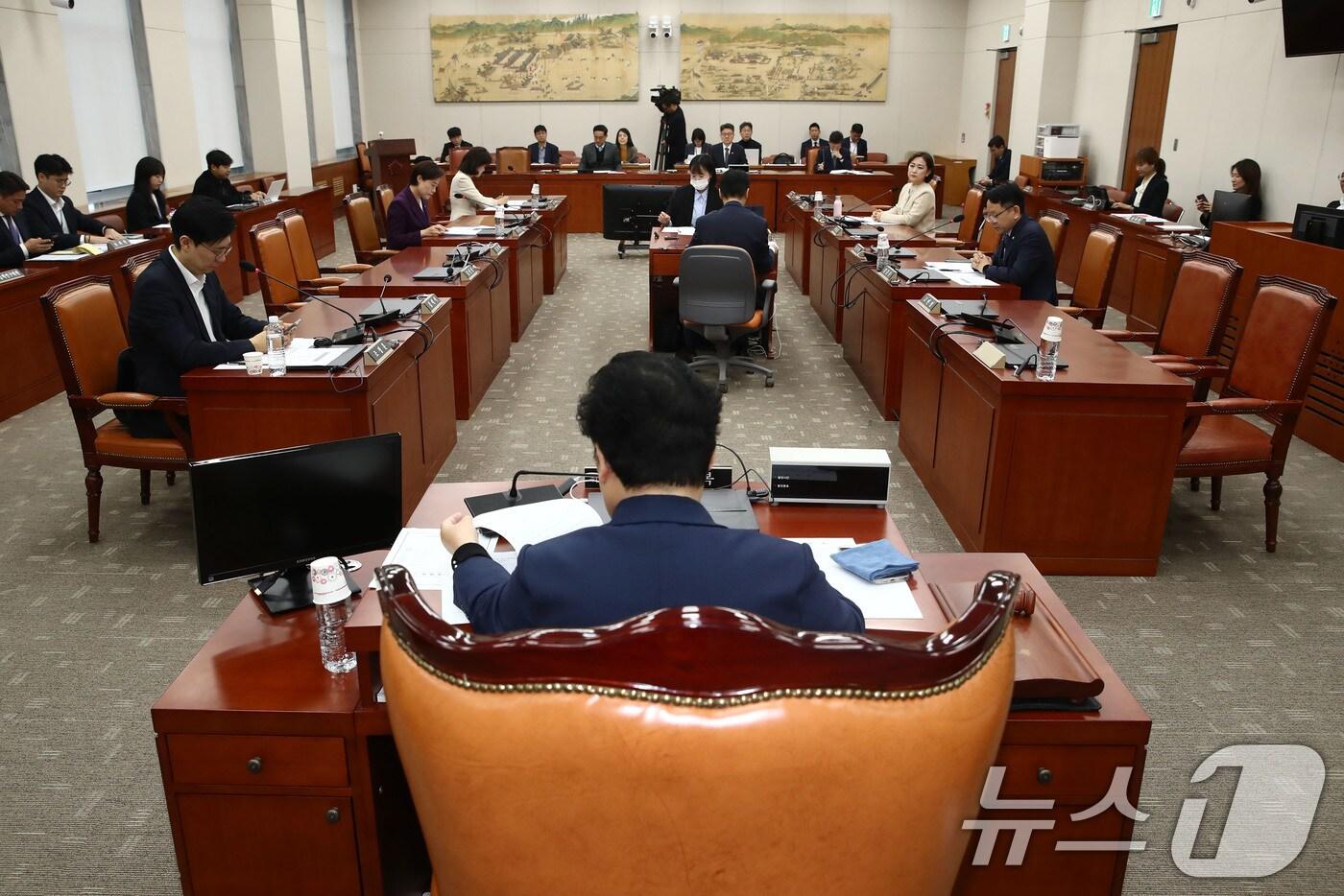 본문 이미지 - 6일 오전 서울 여의도 국회 교육위원회 전체회의장에서 제1차 지방교육재정교부금법 일부개정법률안에 대한 안건조정위원회가 열리고 있다. 2024.11.6/뉴스1 ⓒ News1 이광호 기자