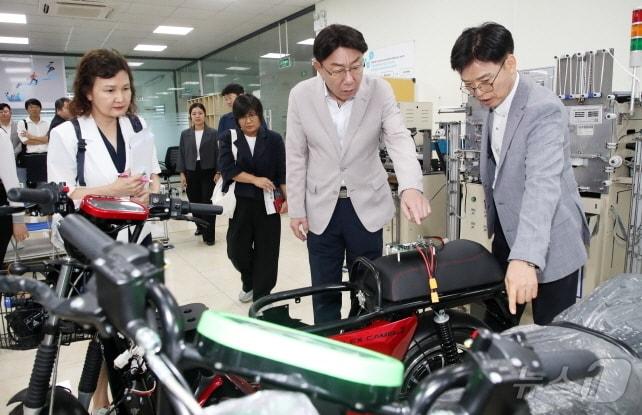 본문 이미지 - 현지시간으로 지난 5일 비나텍 박닌 공장을 방문한 우범기 전주시장이 생산 현장을 둘러보고 있다.(전주시 제공)/뉴스1