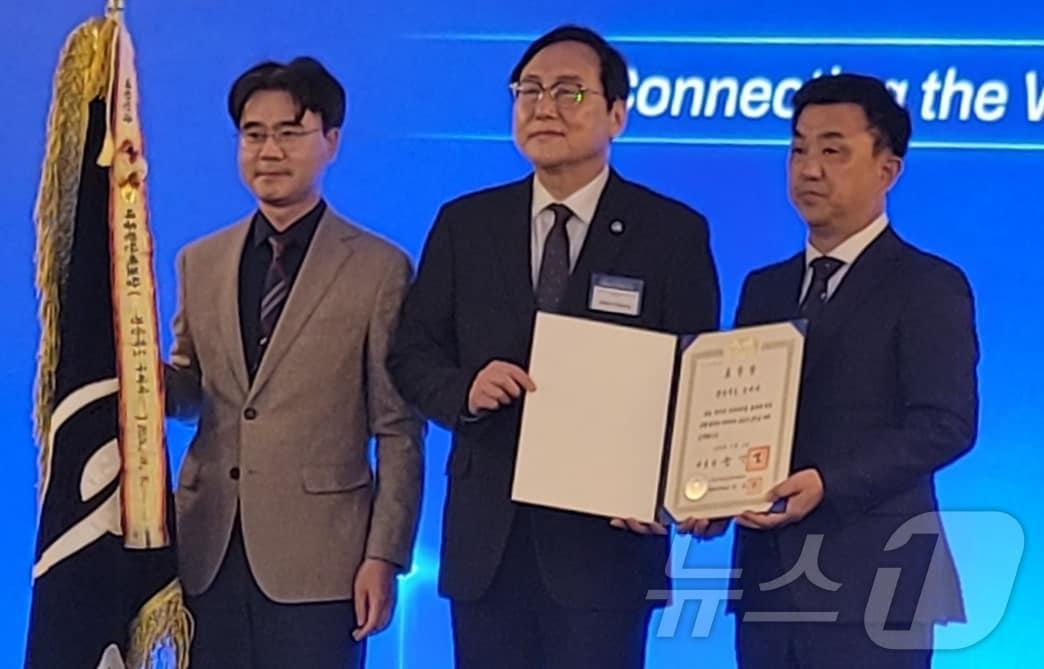 본문 이미지 - 김팔근 구미시 첨단산업국장(오른쪽 첫번째)가 5일 산업통상자원부 '2024 외국인 투자유치 유공자 포상 수여식'에서 대통령 표창을 수상한 뒤 기념사진을 찍고 있다. (구미시 제공) 2024.11.6/뉴스1