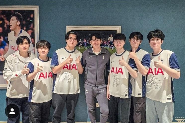 본문 이미지 - 손흥민과 T1이 함께 인증샷을 찍었다.(토트넘 SNS 제공) 