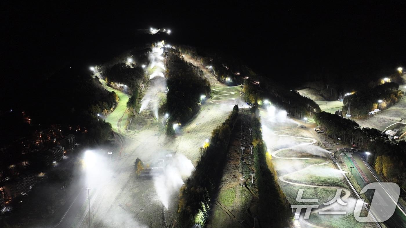대관령의 기온이 영하로 떨어진 6일 새벽 강원도 평창군 모나 용평스키장에서 제설기를 이용해 인공눈을 뿌리고 있다. 용평리조트 관계자에 따르면 기온이 계속해서 영하를 유지하면 오는 22일에 첫 슬로프를 오픈할 수 있을 것으로 예상하고 있다. (용평리조트 제공) 2024.11.6/뉴스1