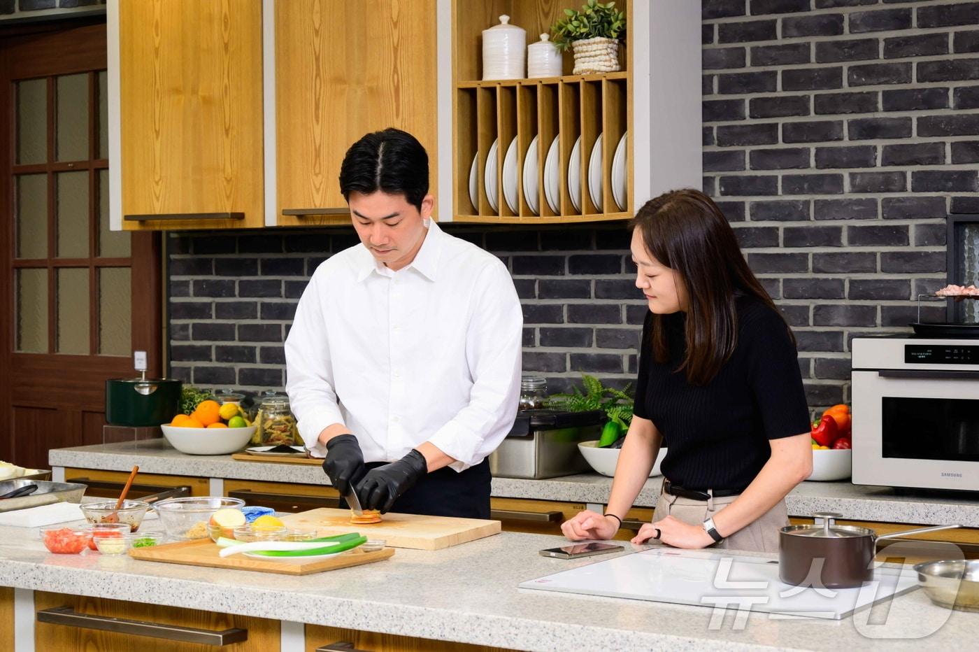 본문 이미지 - 임희원 셰프가 6일 서울 영등포구 소재 키친 스튜디오에서 열린 \'삼성 비스포크 AI 키친\'에서 쿠킹쇼를 진행하고 있다.(삼성전자 제공) 2024. 11. 6/뉴스1 ⓒ News1 한재준 기자