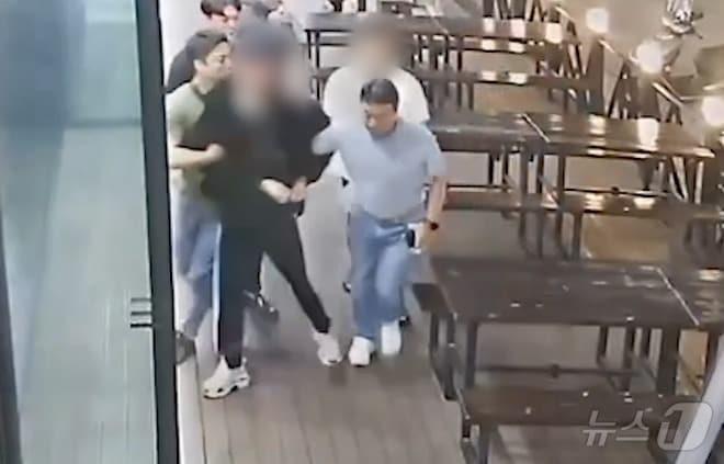 본문 이미지 - 사기 도박사이트 일당을 검거하는 모습.(충북경찰청 제공).2024.11.06./뉴스1