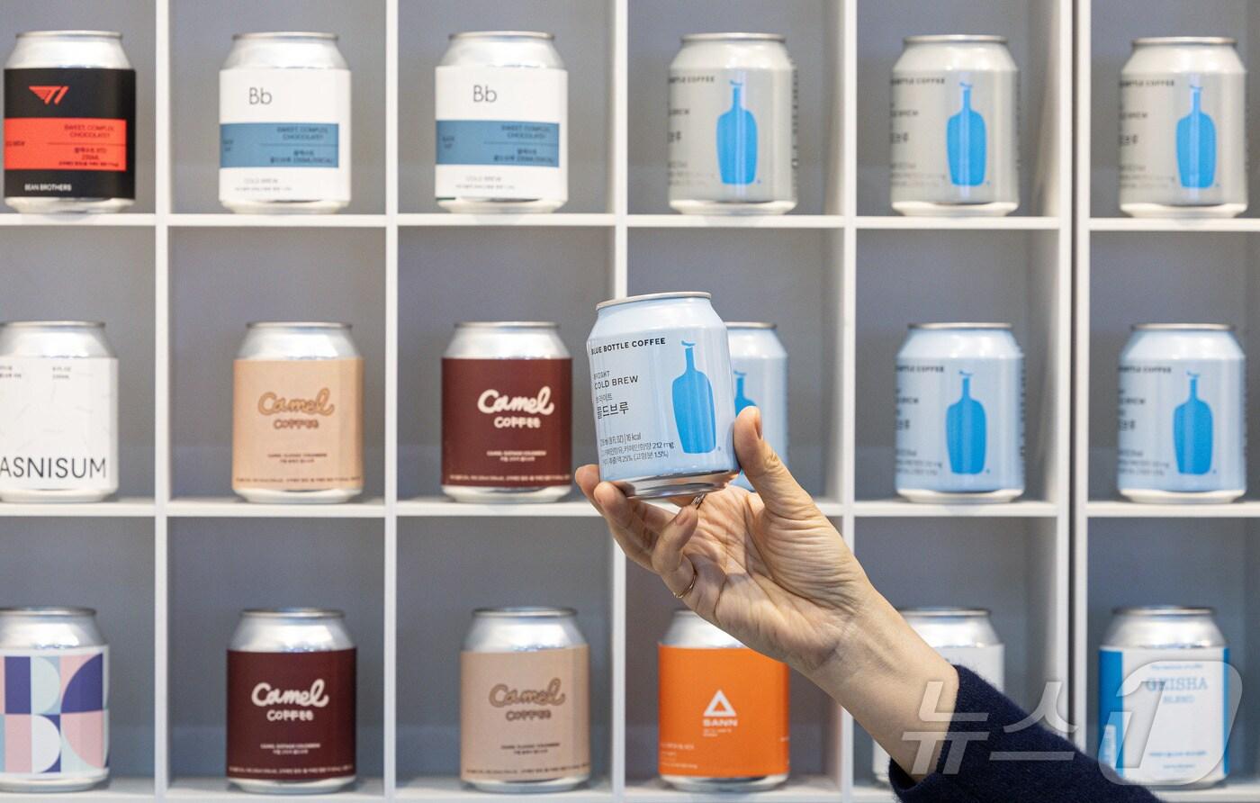 커피 관련 박람회에서 업체 관계자가 제품을 소개하고 있다 (자료사진) /뉴스1