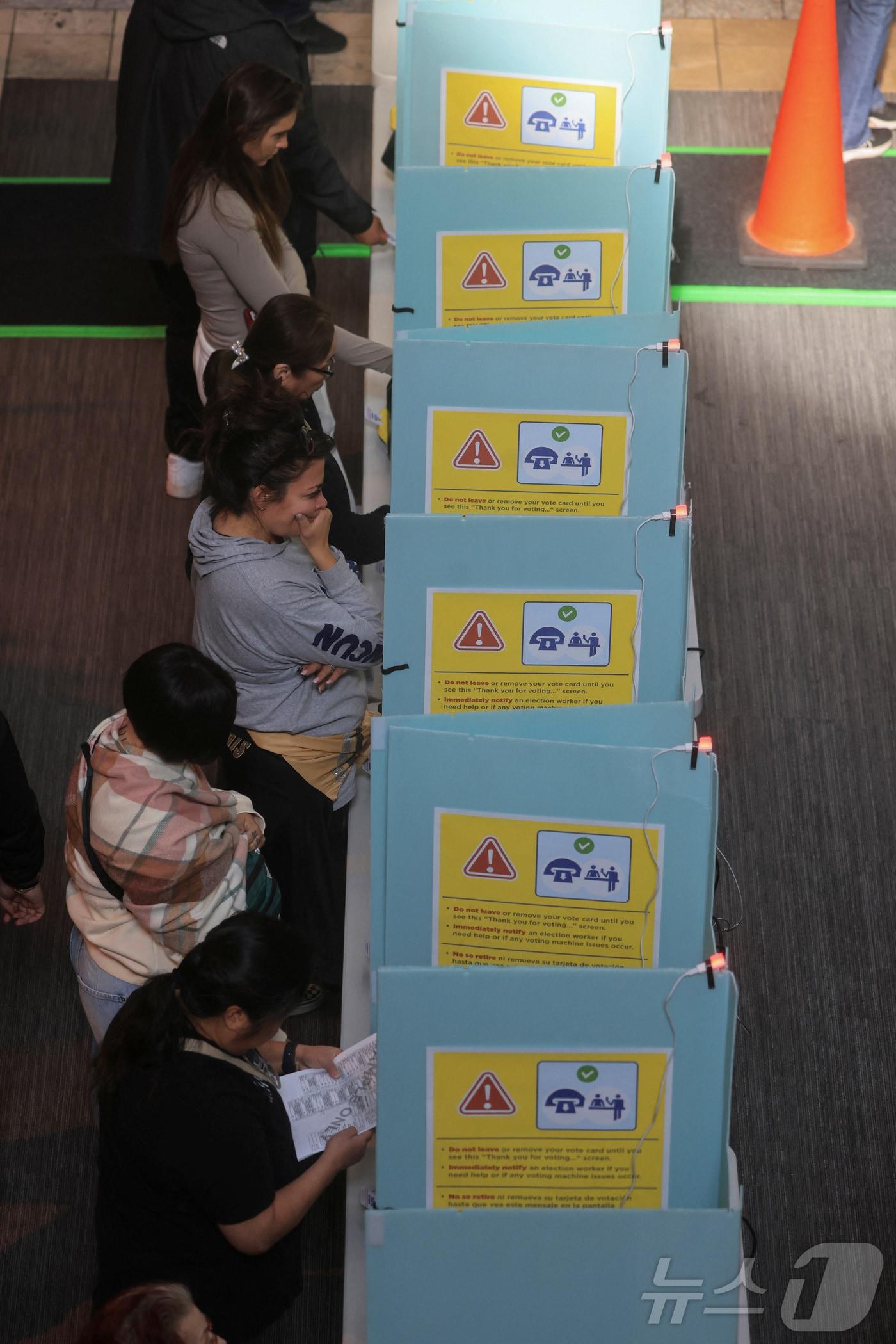 본문 이미지 - 5일(현지시간) 미국에서 제47대 대통령 선거가 치러지는 가운데 네바다주(州) 헨더슨에서 투표 중인 유권자들. 24.11.05 ⓒ 로이터=뉴스1 ⓒ News1 김예슬 기자