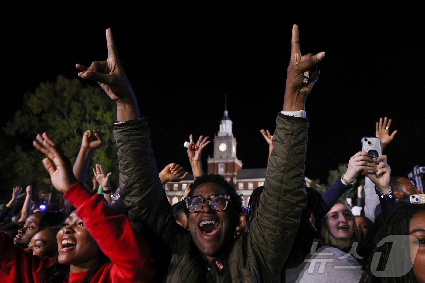 제47대 미국 대통령 선거가 치러진 5일(현지시간) 밤 민주당 대통령 후보 카멀라 해리스 부통령을 지지하는 이들이 해리스의 모교인 워싱턴 DC 하워드대 앞에서 개표 방송을 시청하며 환호성을 내고 있다. 2024.11.05. ⓒ 로이터=뉴스1 ⓒ News1 김성식 기자