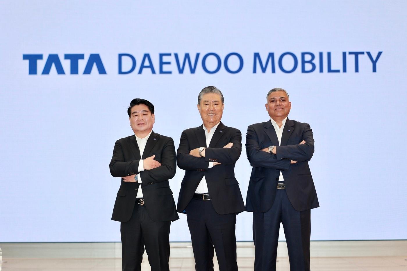 본문 이미지 - 김방신 타타대우모빌리티 대표이사(중앙), 아닐 신하 부사장(우측), 김정우 타타대우판매 대표가 기념식을 가지는 모습(타타대우모빌리티 제공)