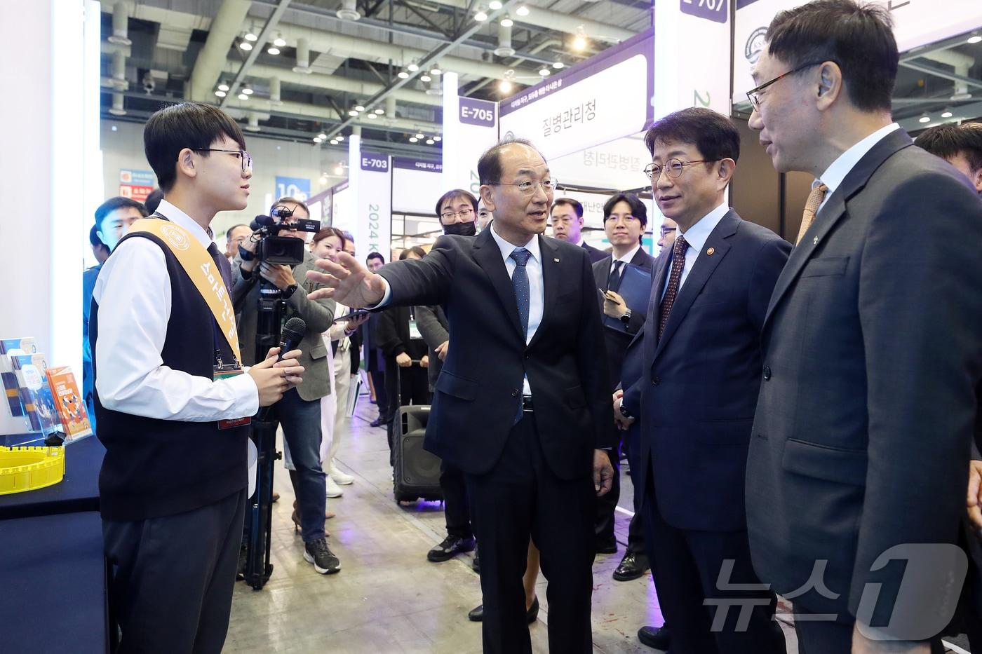본문 이미지 - 이성해 국가철도공단 이사장(가운데)이 박상우 국토교통부 장관(오른쪽 두 번째) 등 관계자들과 함께 전시부스를 관람하고 있다.(국가철도공단 제공)/뉴스1