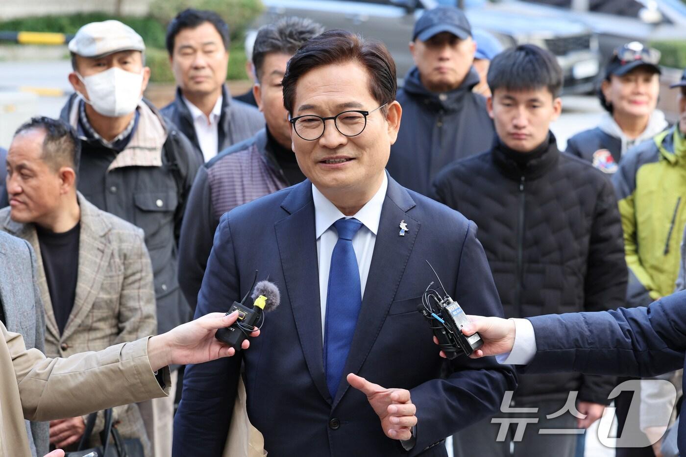 송영길 소나무당 대표가 6일 오후 서울 서초구 서울중앙지방법원에서 열린 특정범죄가중처벌등에관한법률위반(뇌물)등 결심 공판에 출석하며 입장을 밝히고 있다. 송 대표는 평화와먹고사는문제연구소(먹사연)를 통해 불법 정치자금 7억 6300만 원을 받고 박용하 전 여수상공회의소 회장으로부터 소각 시설 청탁을 받으며 4000만 원을 수수한 혐의를 받고 있다. 2024.11.6/뉴스1 ⓒ News1 신웅수 기자