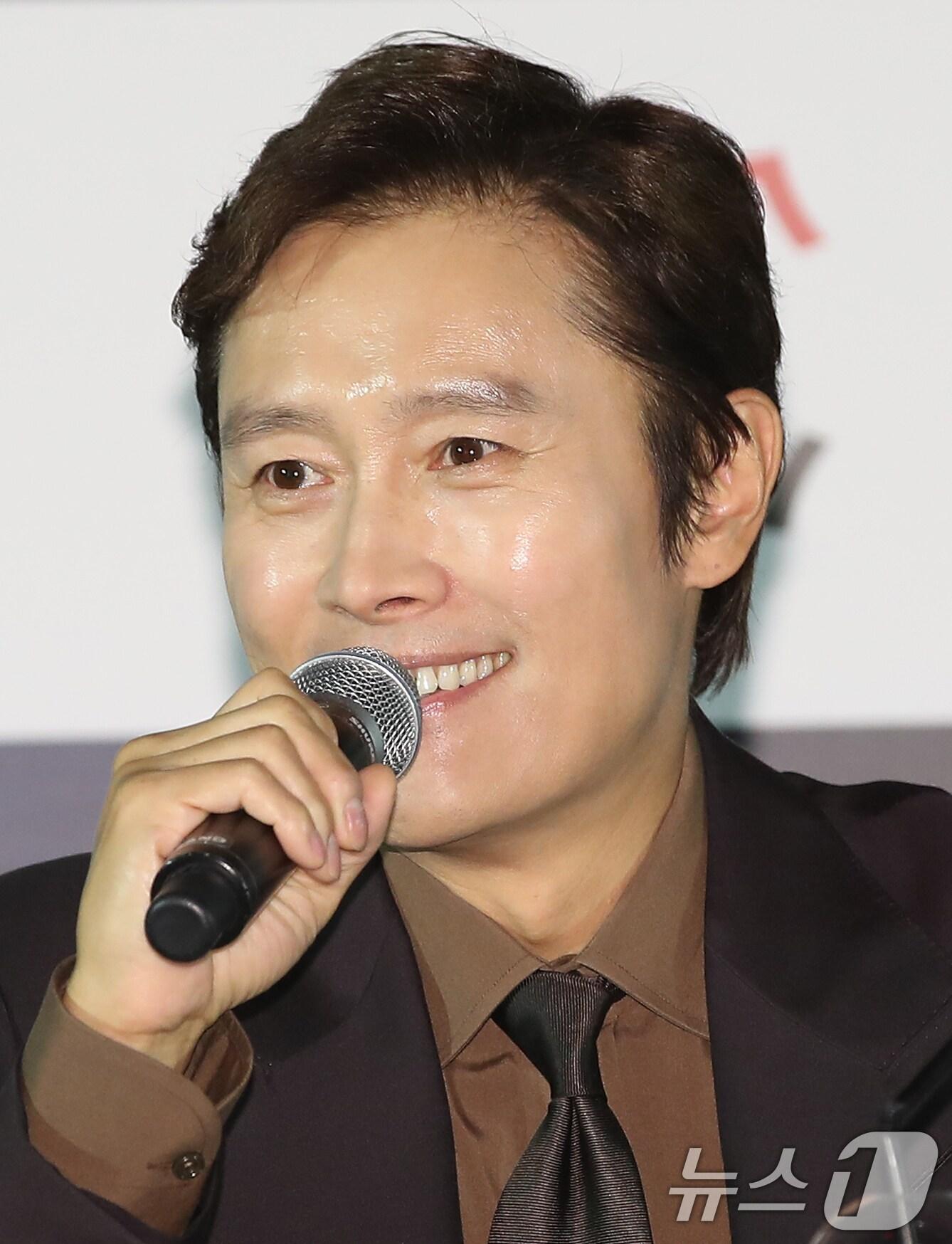 본문 이미지 - 배우 이병헌이 6일 서울 영등포구 여의도 CGV에서 열린 제45회 청룡영화상 핸드프린팅 행사에 참석해 인사말을 하고 있다. 2024.11.6/뉴스1 ⓒ News1 권현진 기자