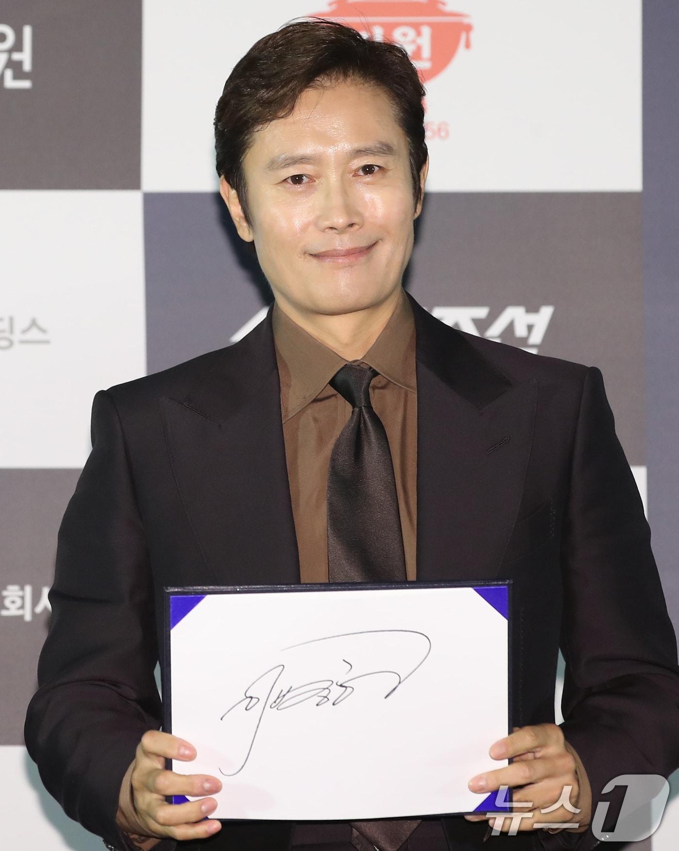 본문 이미지 - 배우 이병헌이 6일 서울 영등포구 여의도 CGV에서 열린 제45회 청룡영화상 핸드프린팅 행사에 참석해 포즈를 취하고 있다. 2024.11.6/뉴스1 ⓒ News1 권현진 기자